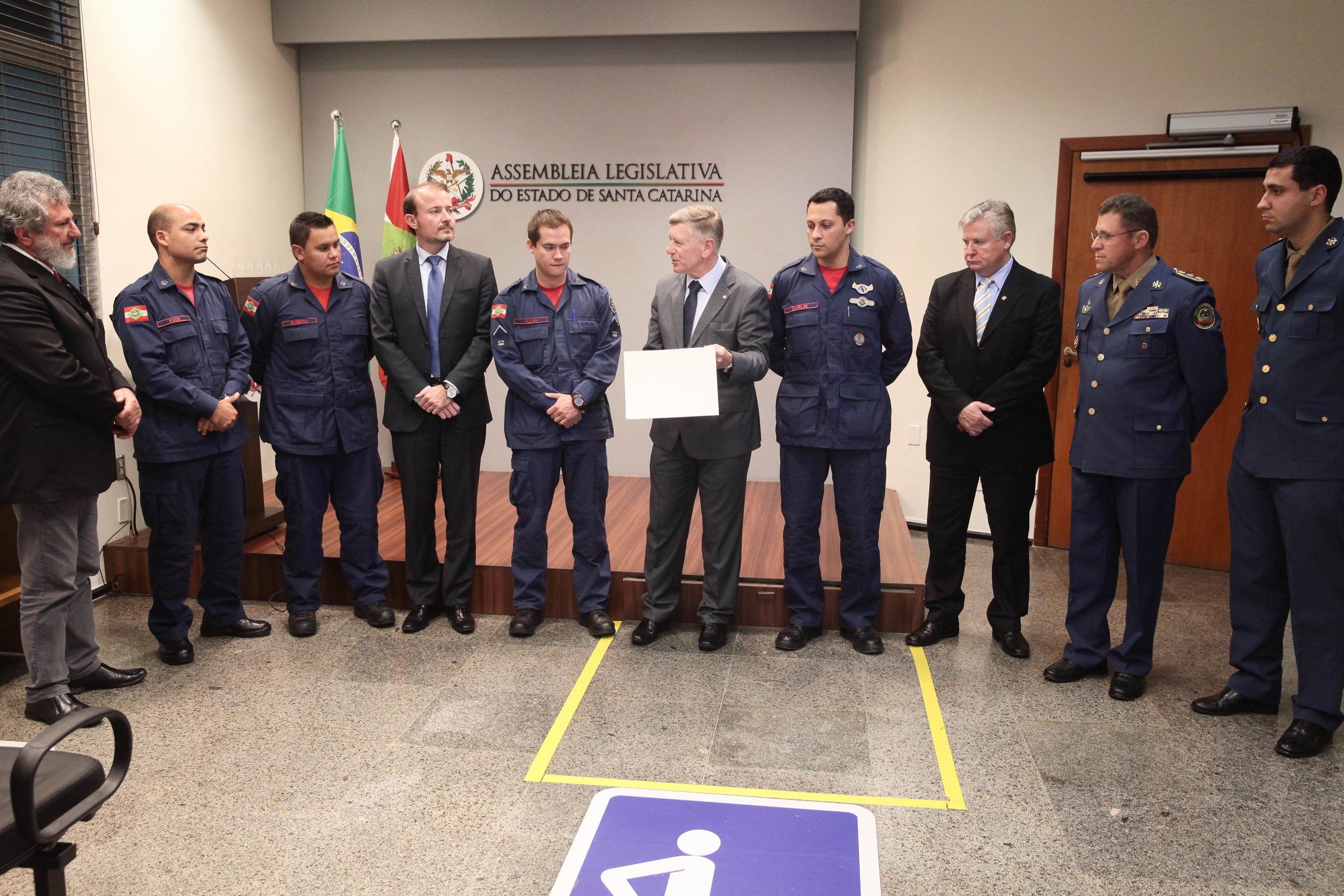 Bombeiros militares recebem moção de aplausos por realizar parto durante enchente em Rio do Sul.