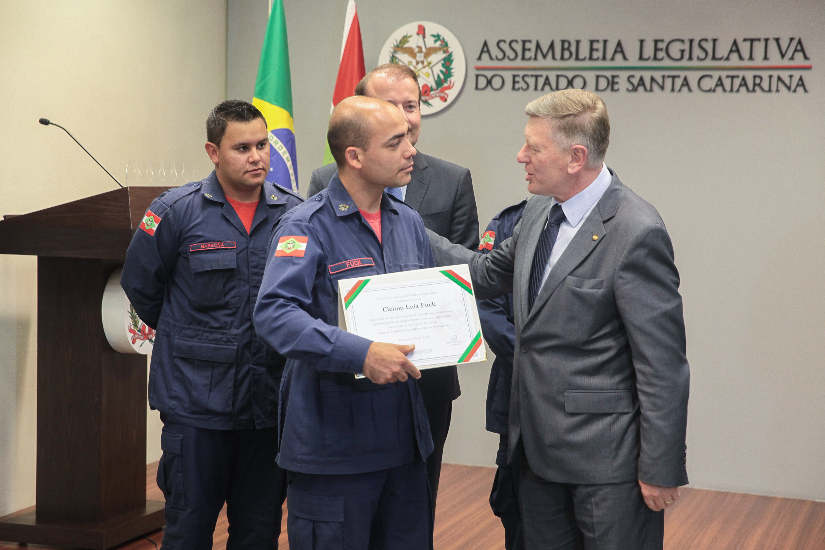 Bombeiros militares recebem moção de aplausos por realizar parto durante enchente em Rio do Sul.