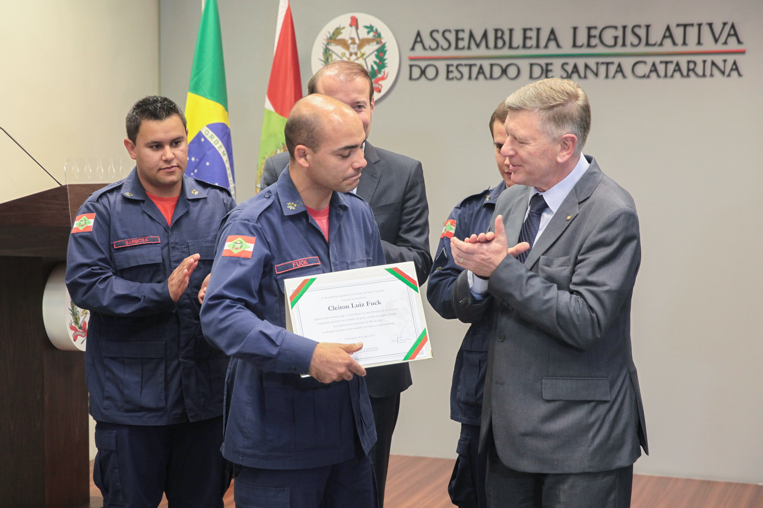 Bombeiros militares recebem moção de aplausos por realizar parto durante enchente em Rio do Sul.