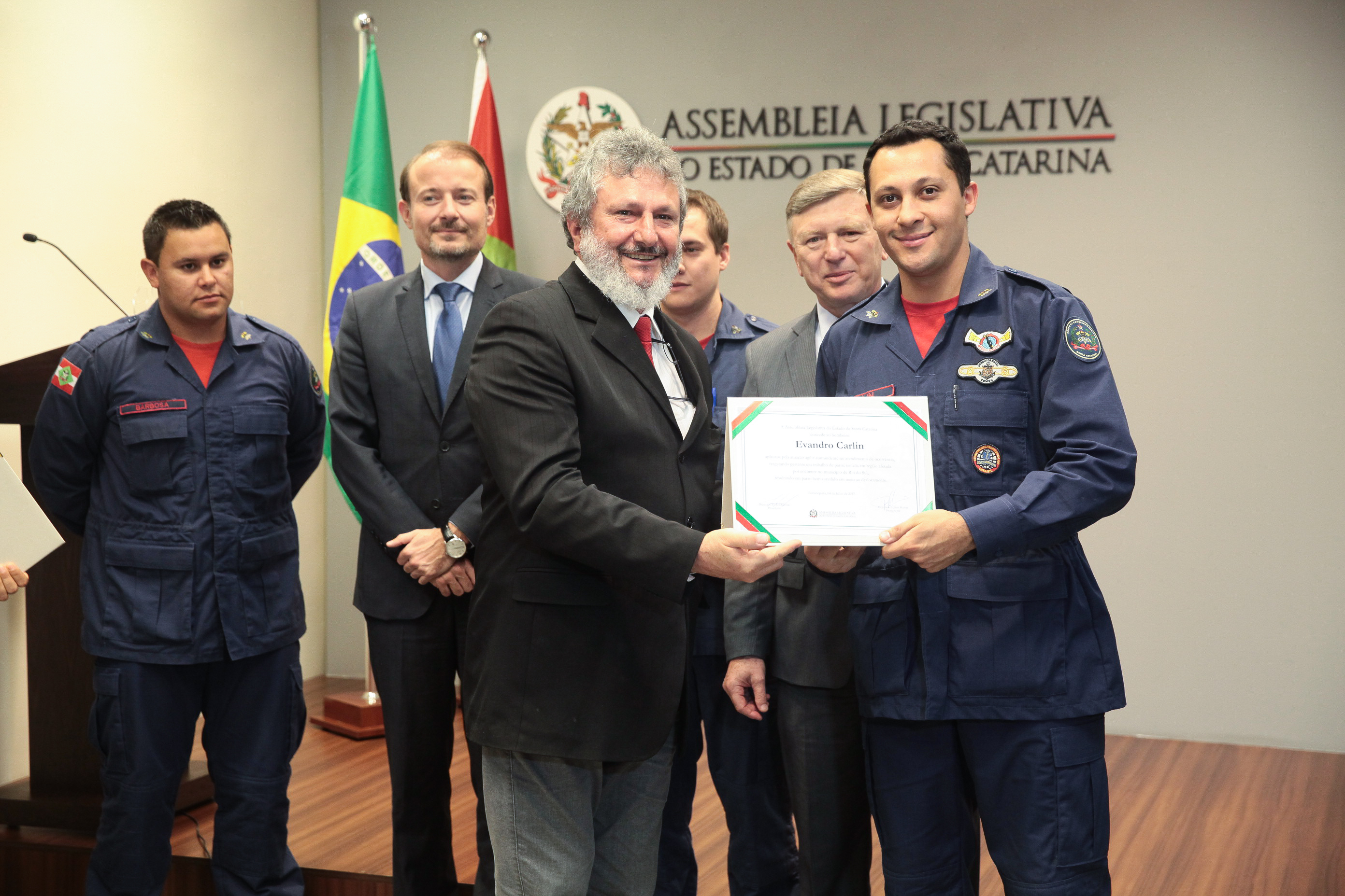 Bombeiros militares recebem moção de aplausos por realizar parto durante enchente em Rio do Sul.