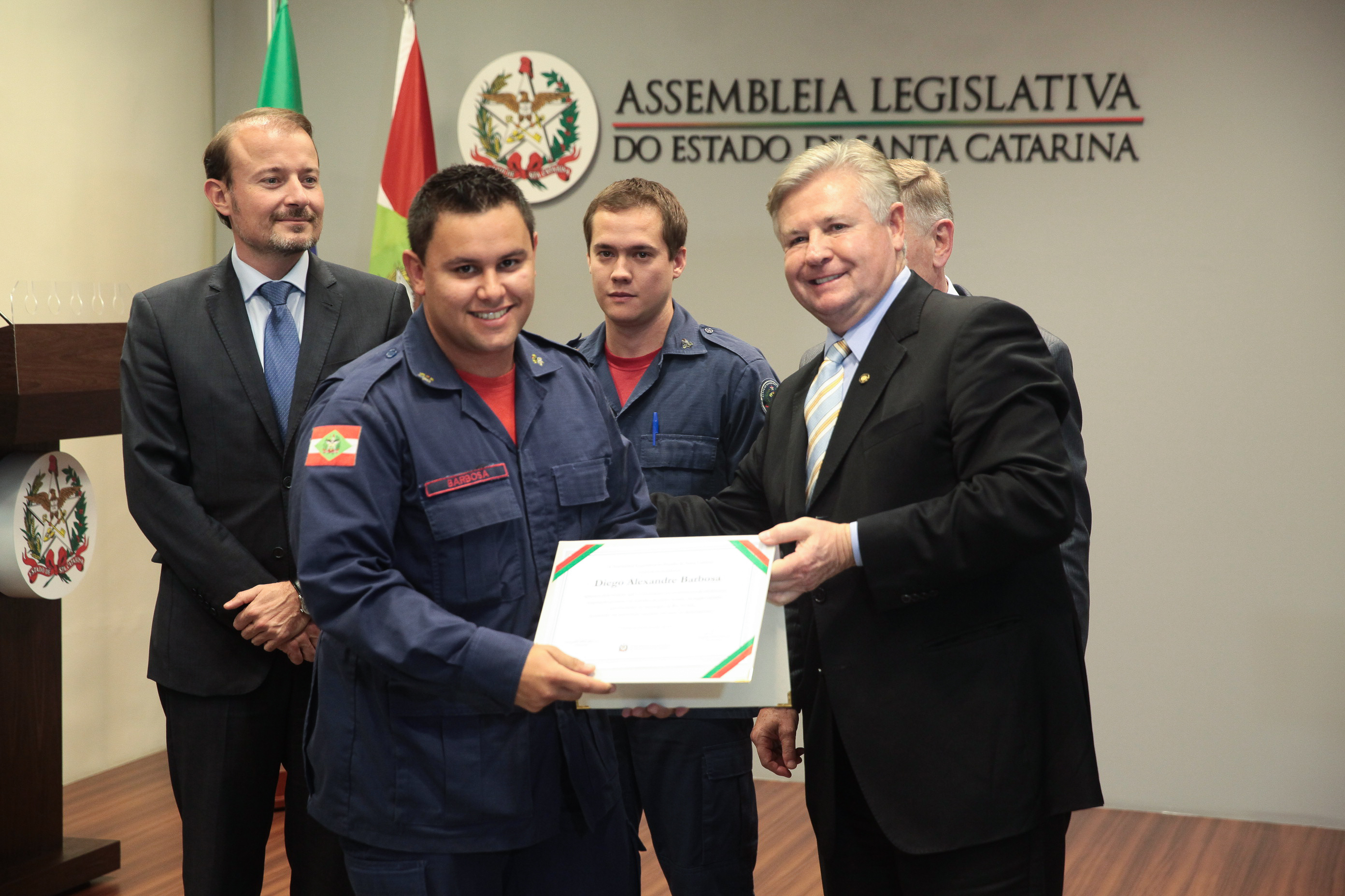 Bombeiros militares recebem moção de aplausos por realizar parto durante enchente em Rio do Sul.