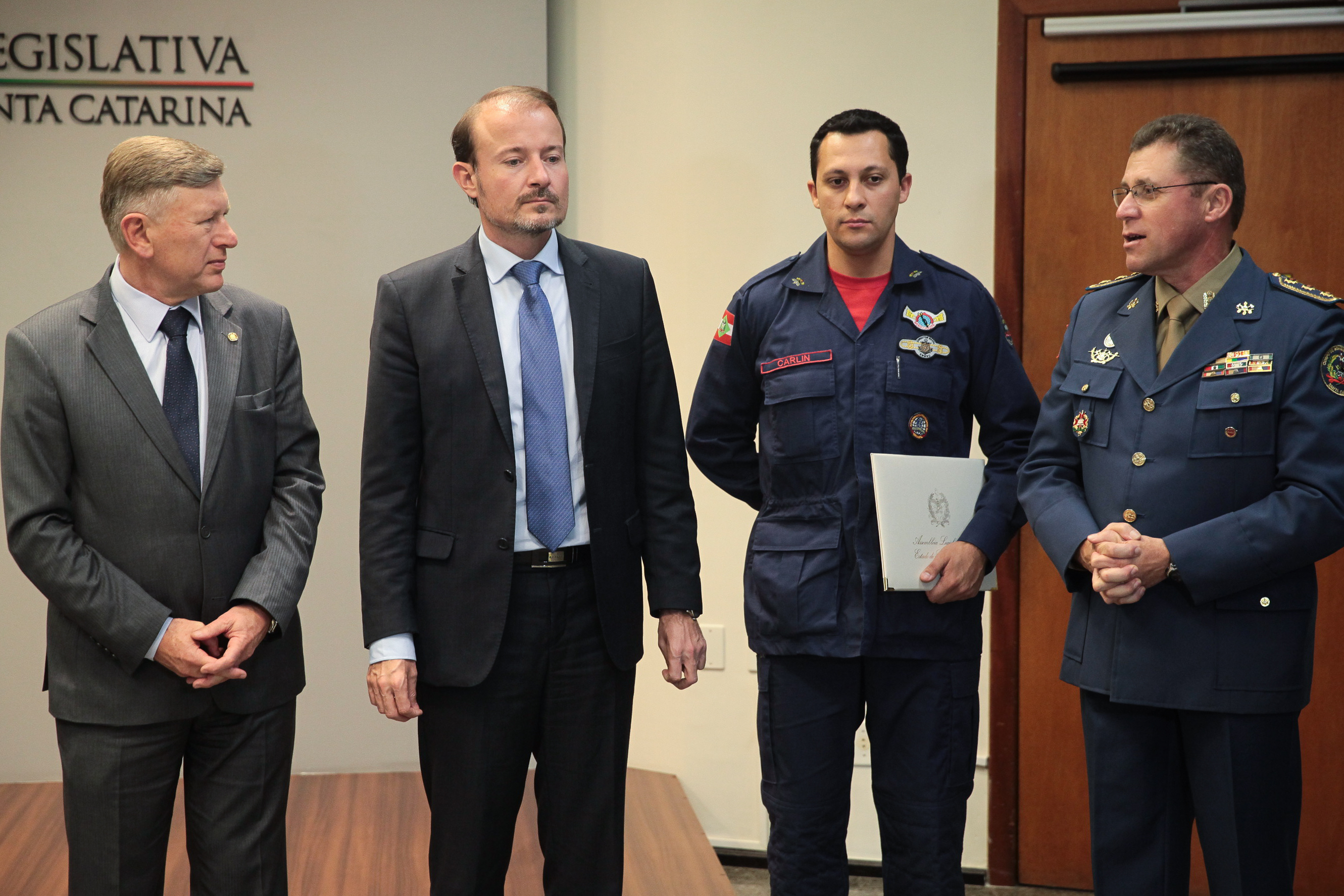 Bombeiros militares recebem moção de aplausos por realizar parto durante enchente em Rio do Sul.