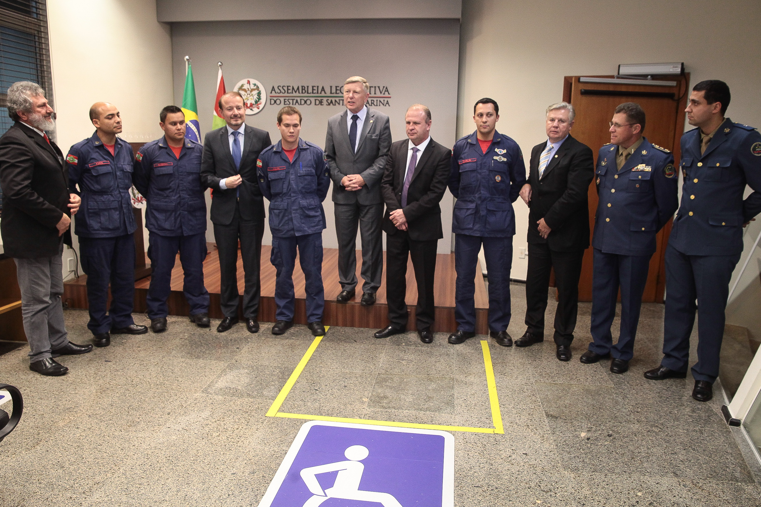 Bombeiros militares recebem moção de aplausos por realizar parto durante enchente em Rio do Sul.