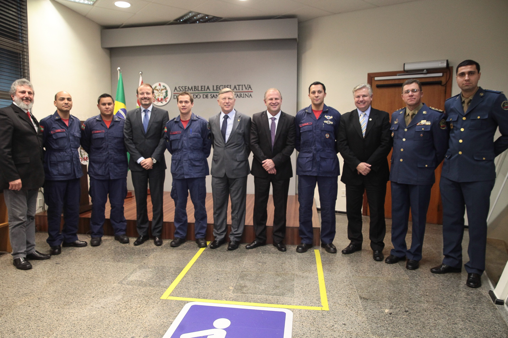 Bombeiros que fizeram parto durante enchente recebem moção da Alesc