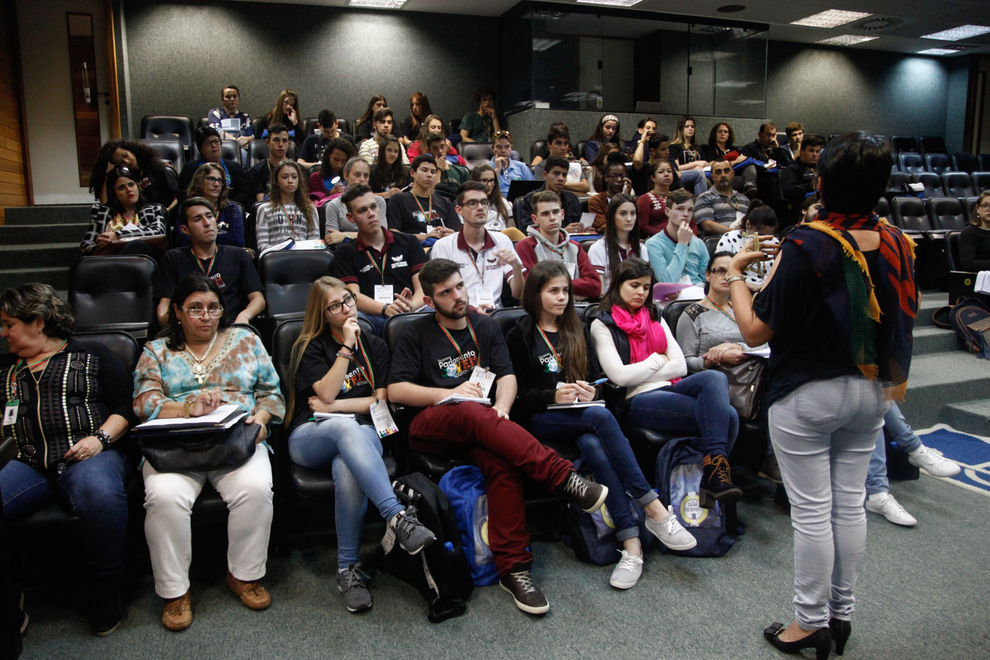 Integrantes do Parlamento Jovem acompanham palestras e visita guiada