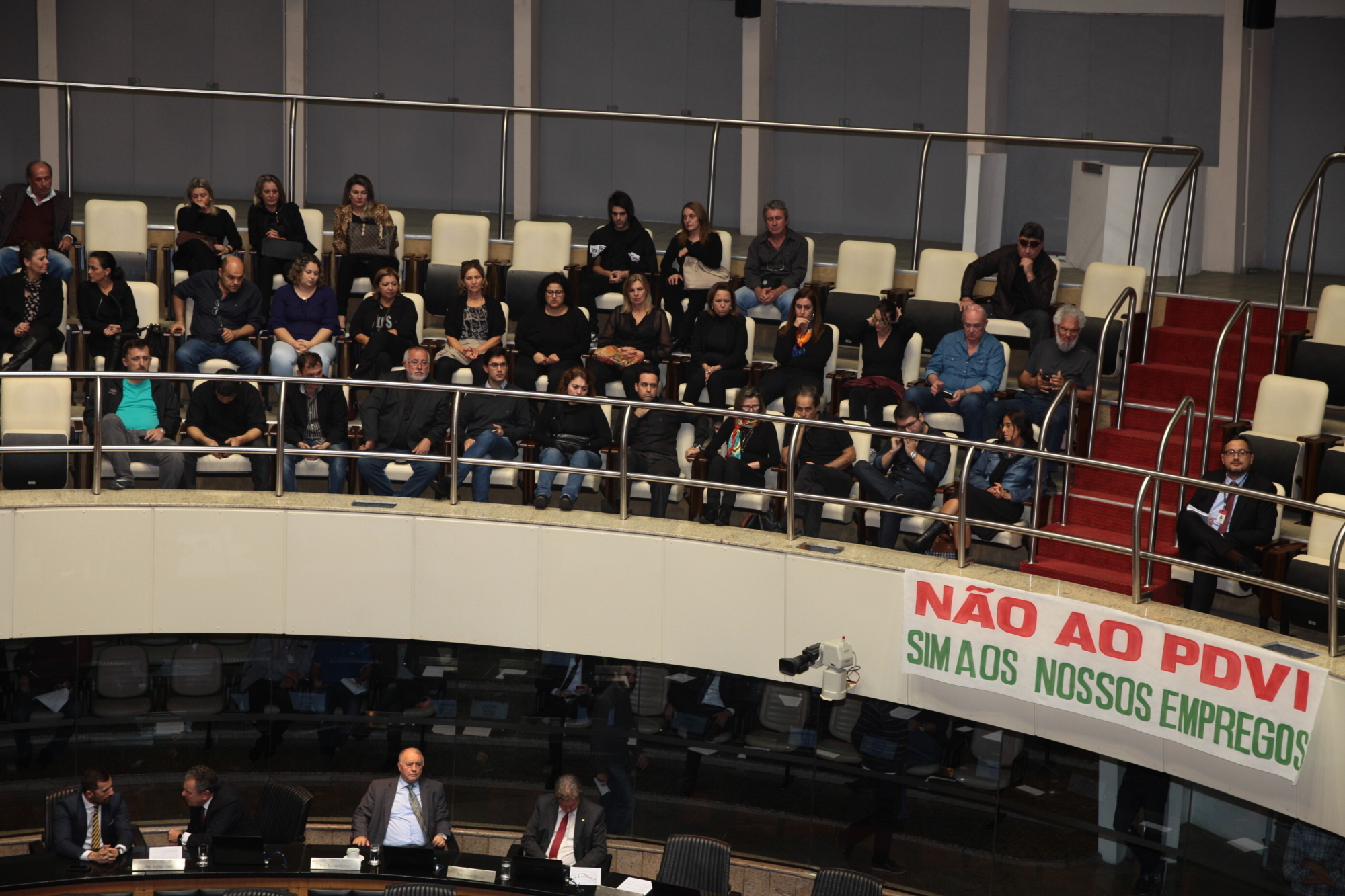 Assembleia autoriza a extinção de duas empresas estatais