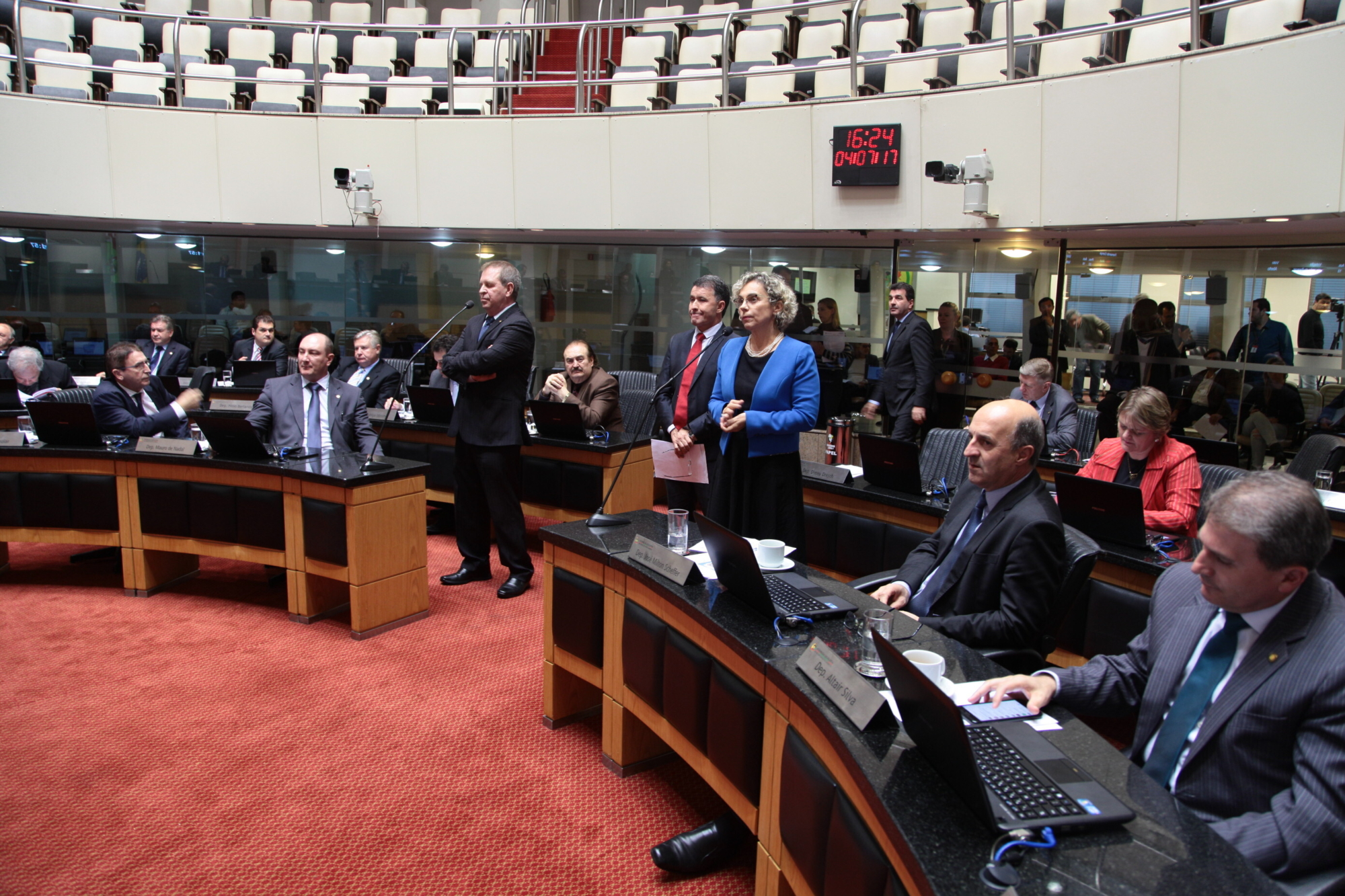 Plenário aprova cinco projetos de lei e mantém parecer da CCJ