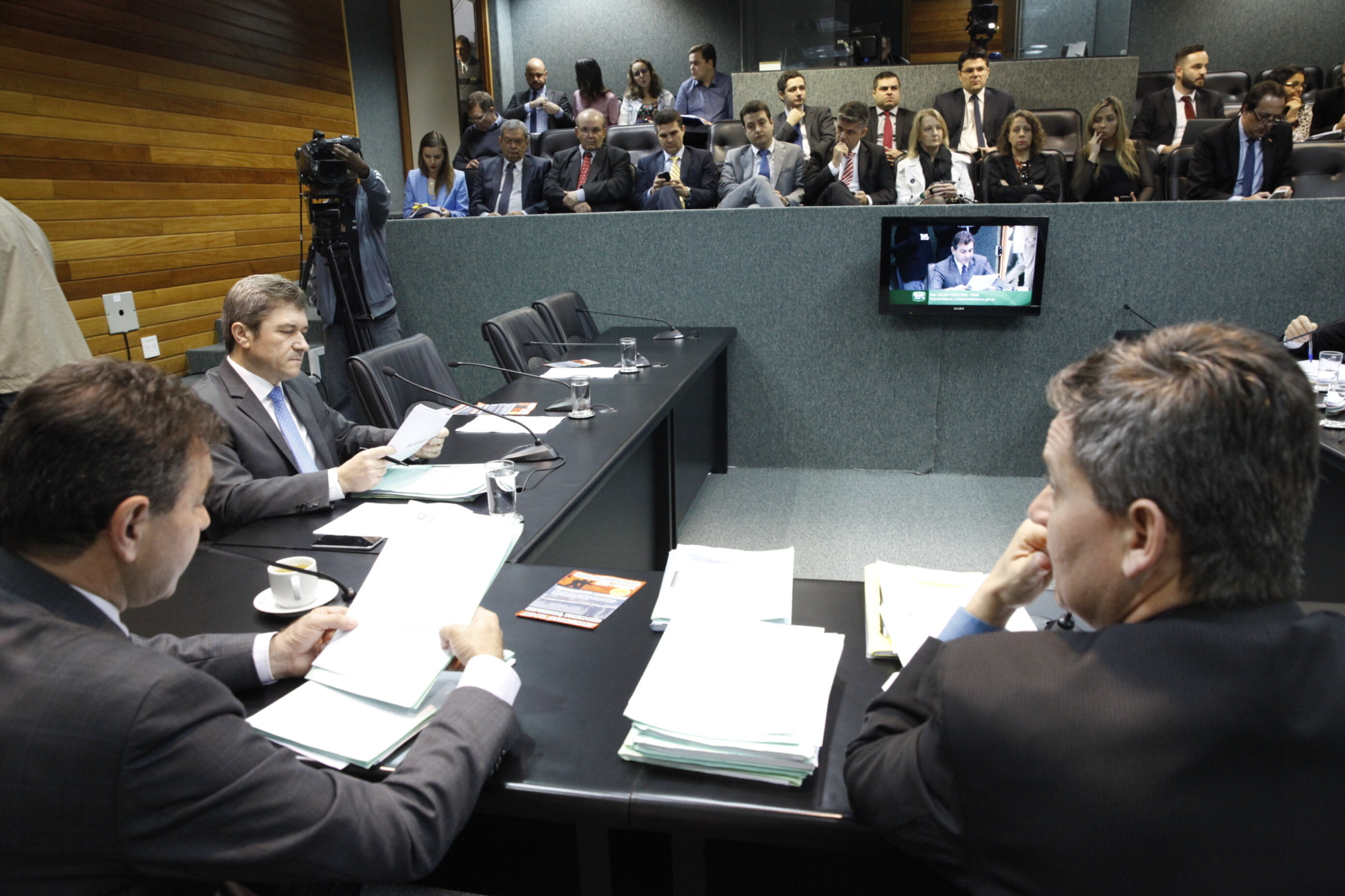 CCJ permanece aberta para análise de projetos antes do recesso