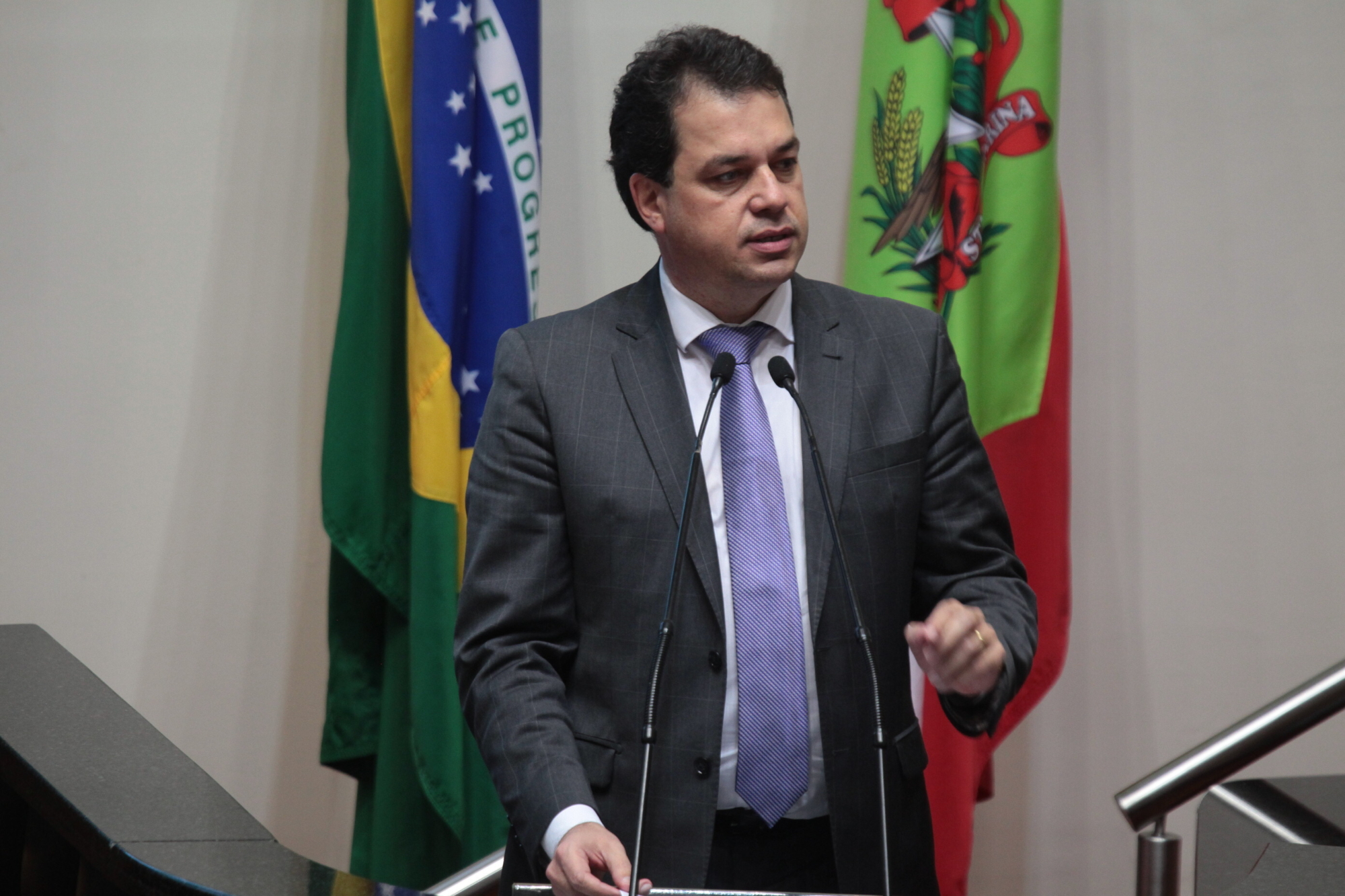 “É hora de acabar com o desperdício e com o cabide de emprego”, diz Minotto