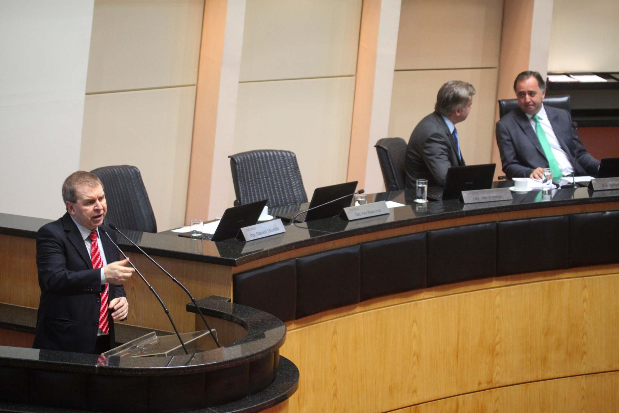 Pronunciamentos dos deputados na sessão desta quinta (03)