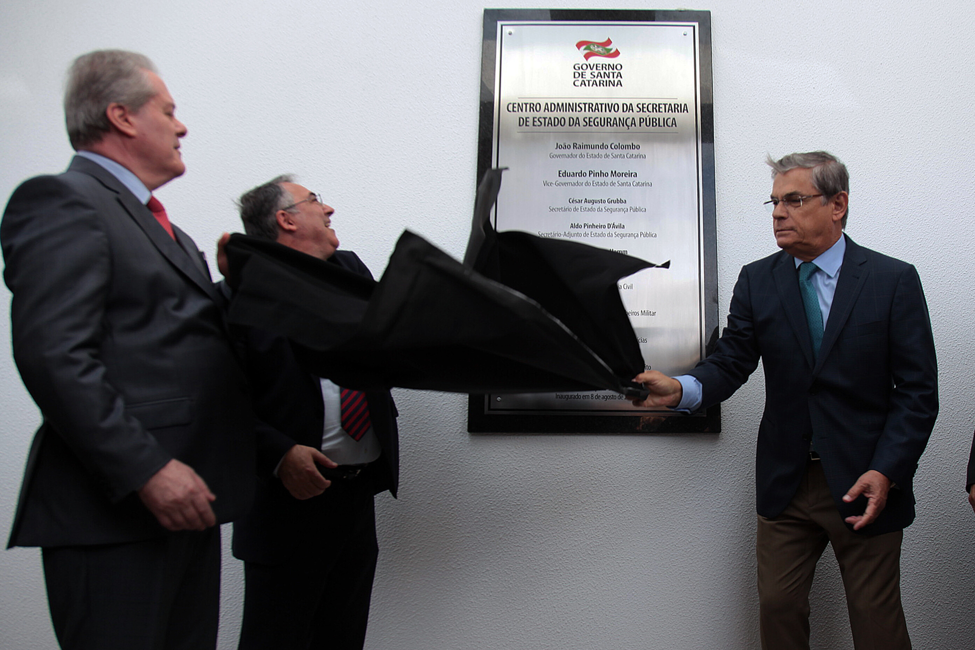 Governador Raimundo Colombo, o vice Pinho Moreira e o secretário Cesar Grubba na inauguração do prédio