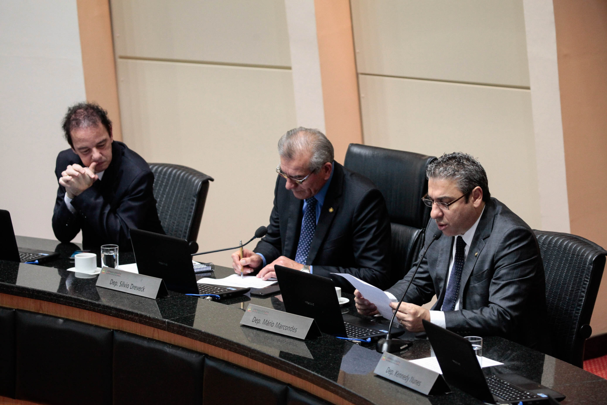 Deputados criticam aprovação do ‘distritão’ em comissão da Câmara