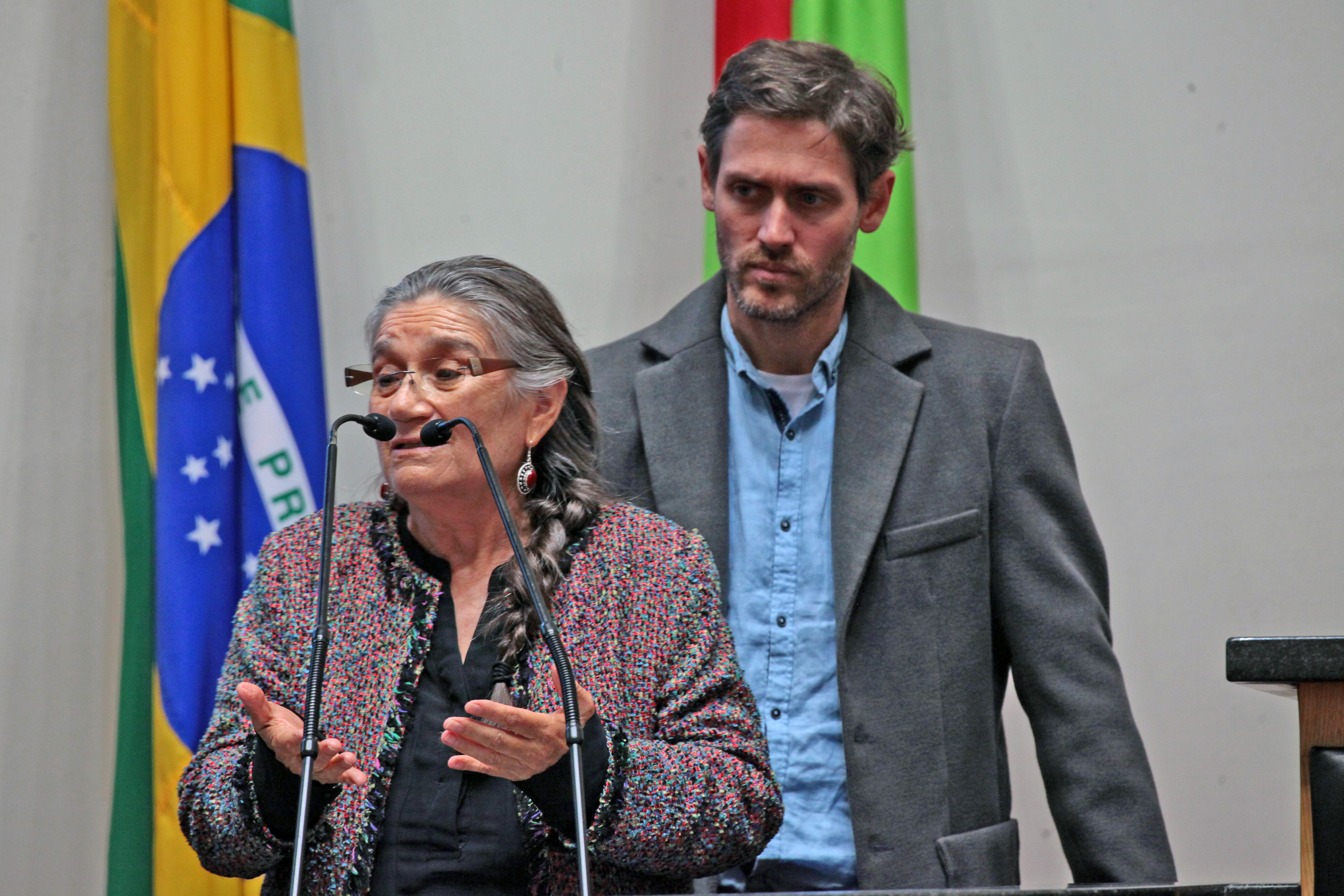 Representantes do Sokhrates apresentam o aplicativo no Plenário.