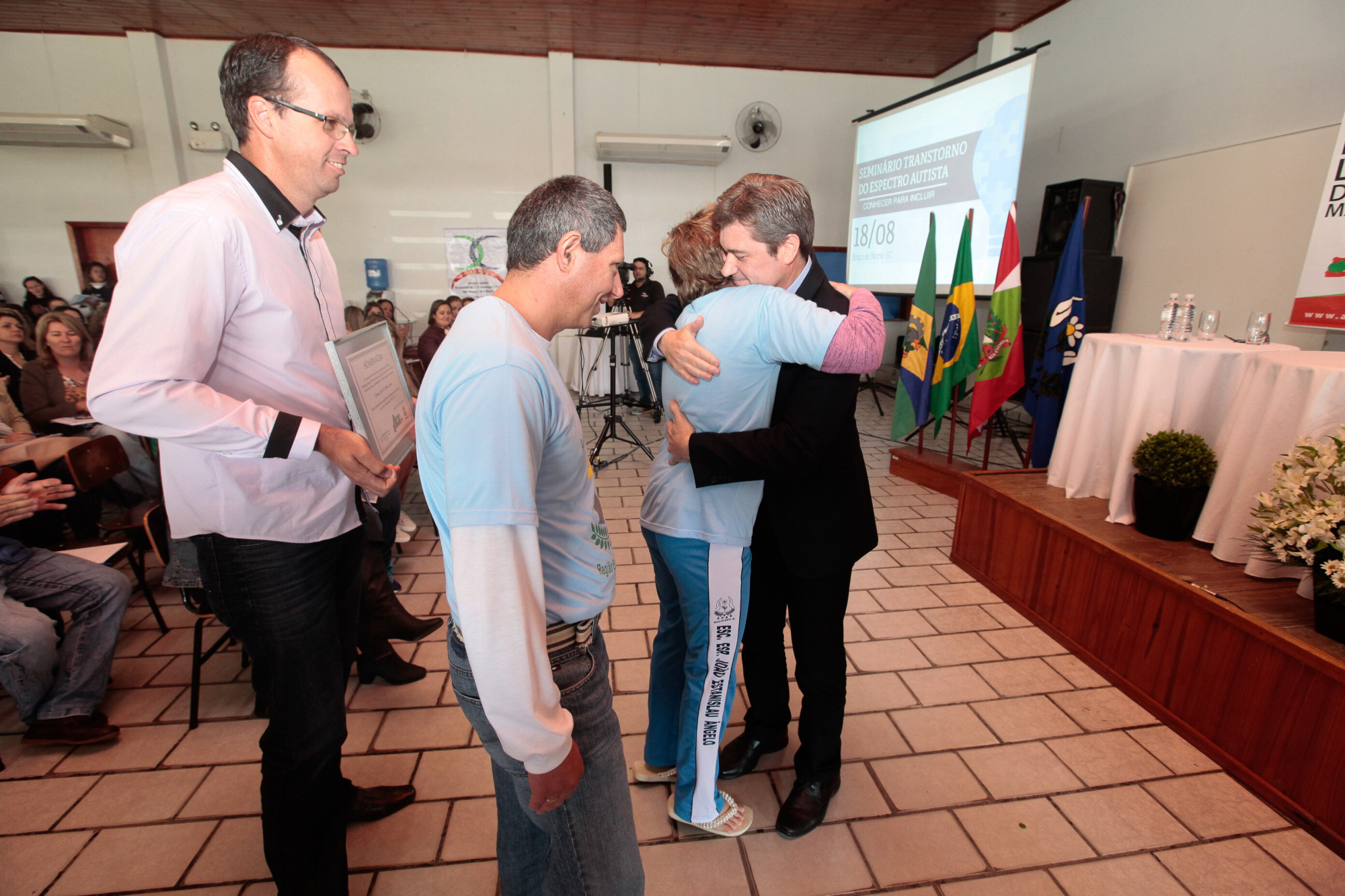 Deputado José Nei Ascari recebe homenagens de paratletas e representantes de Apaes.