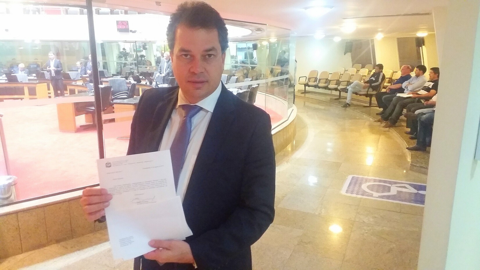 Escola Eremeta Souza: após solicitação do deputado Rodrigo Minotto, quadra será recuperada