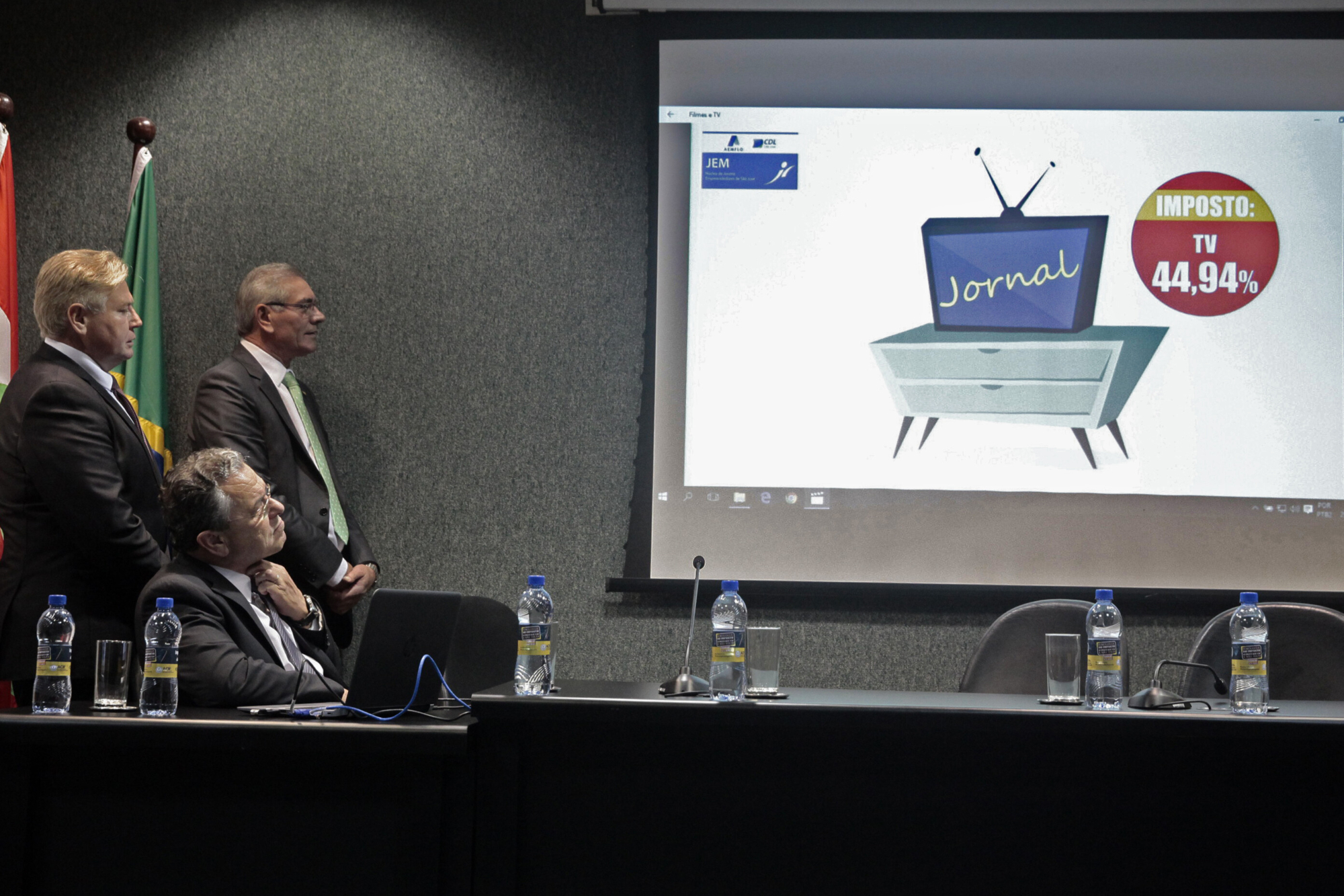 Deputados Berlanda, Dalmo Claro e Silvio Dreveck acompanham a explanação das entidades empresariais