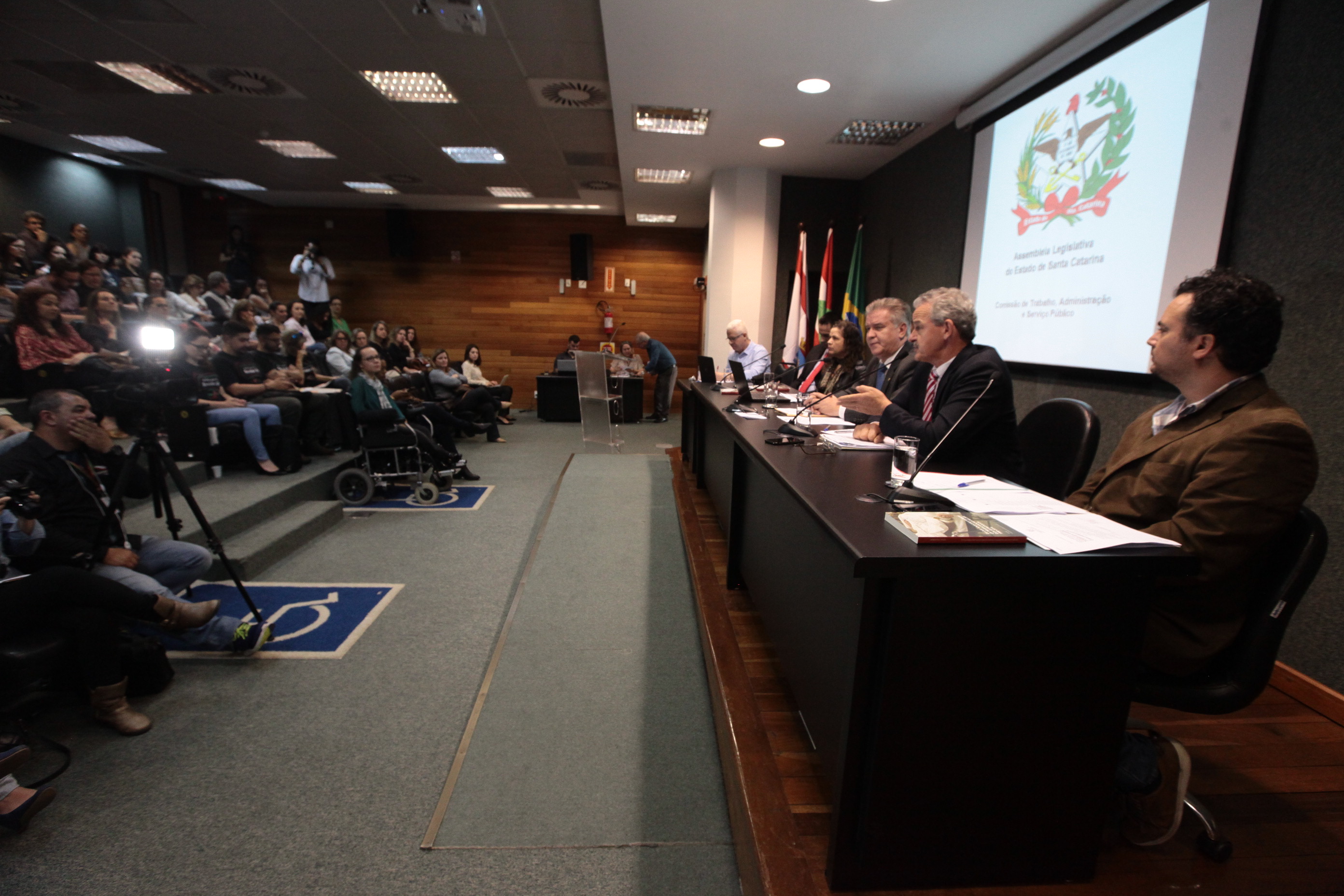Comissão de Trabalho promove audiência pública para tratar do PLC 14.2/2016 que altera a Lei do Fundo de Reaparelhamento da Justiça.