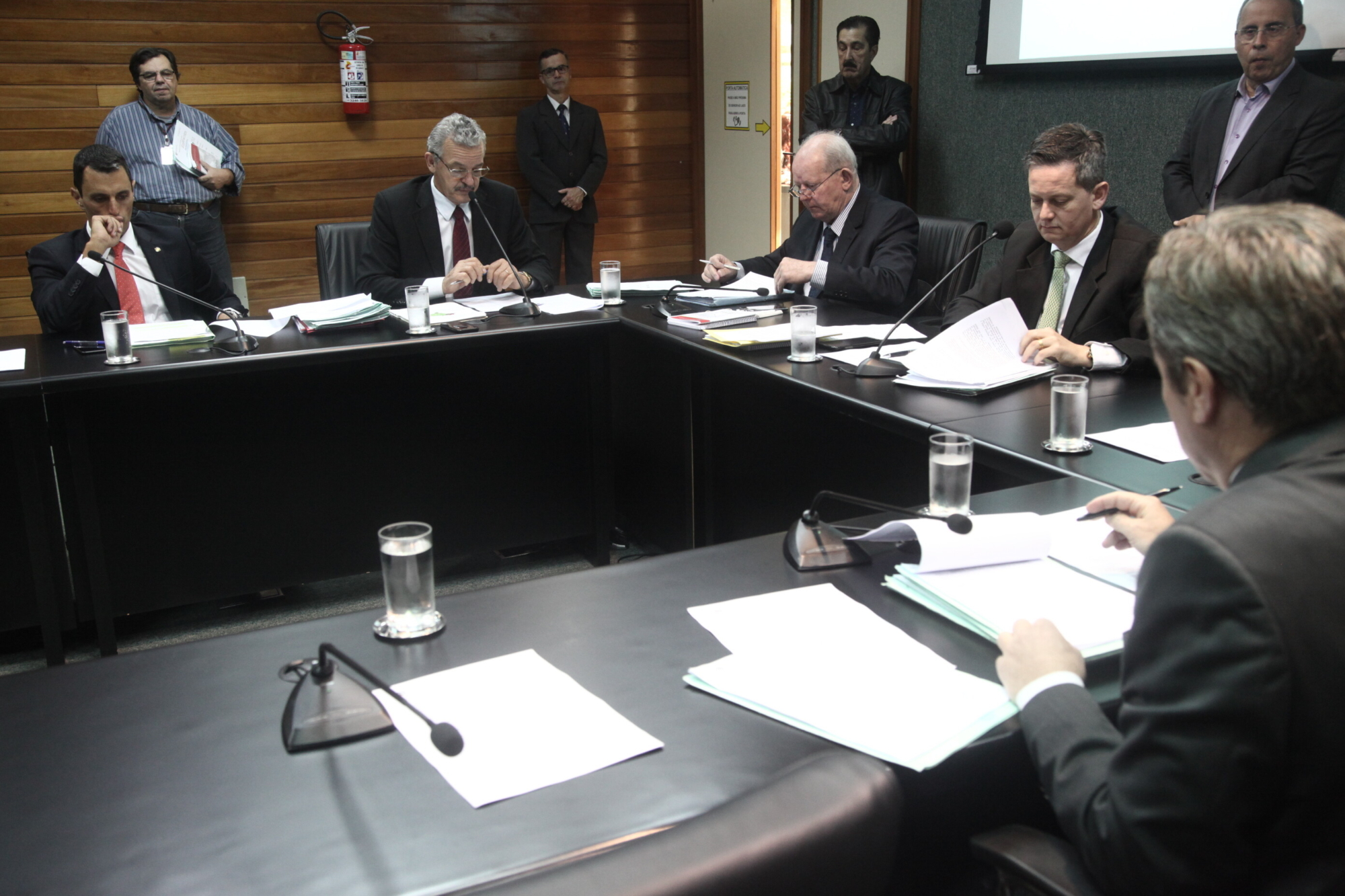 CCJ aprova projeto que institui política de compra coletiva