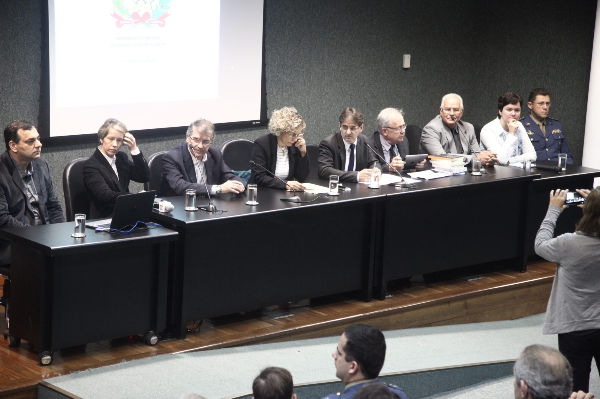 Deputados Neodi Saretta, Ana Paula Lima e Fernando Coruja na mesa dos trabalhos