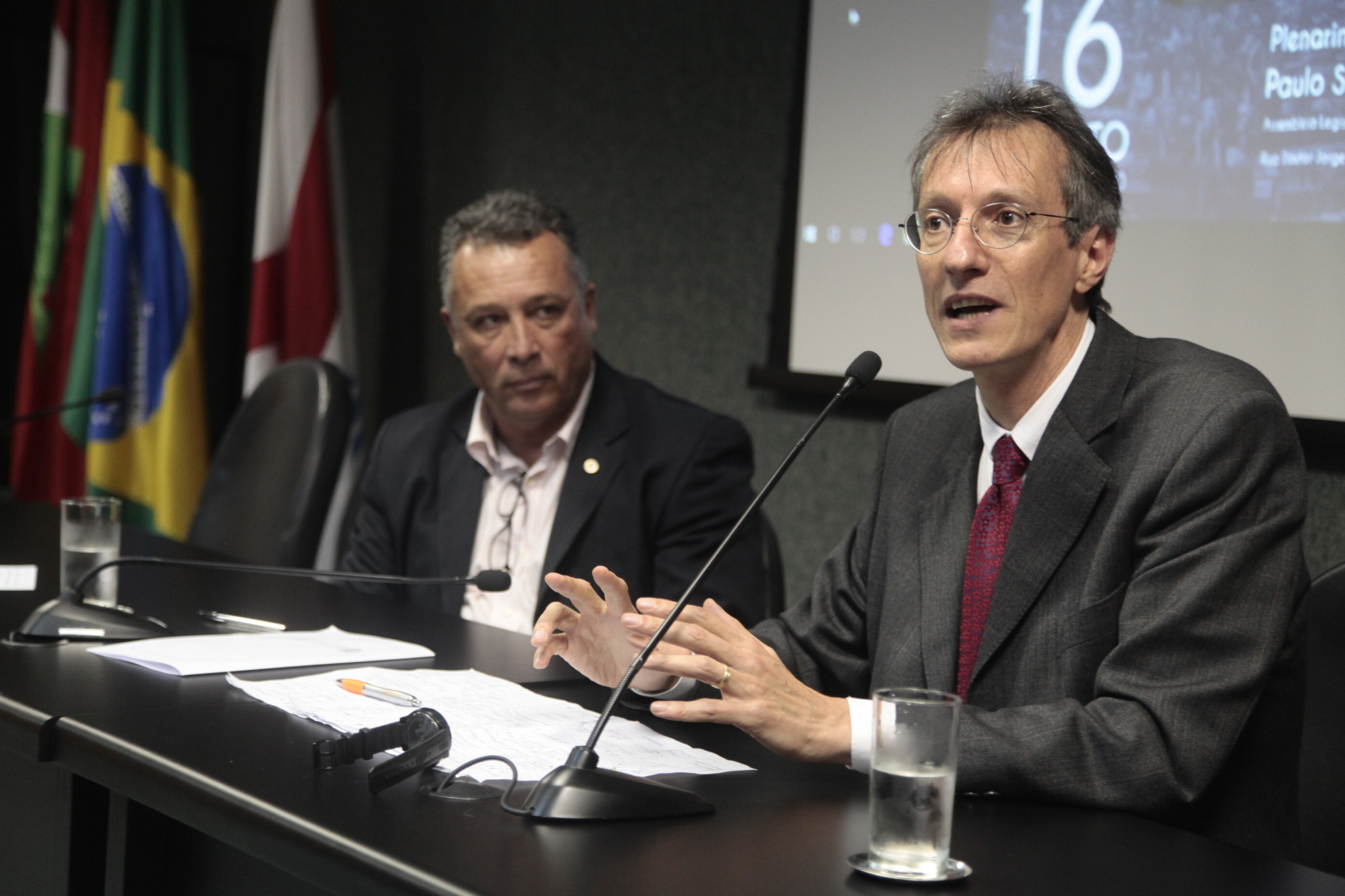 Para especialista, crise é passageira e saída é fortalecer estado de direito