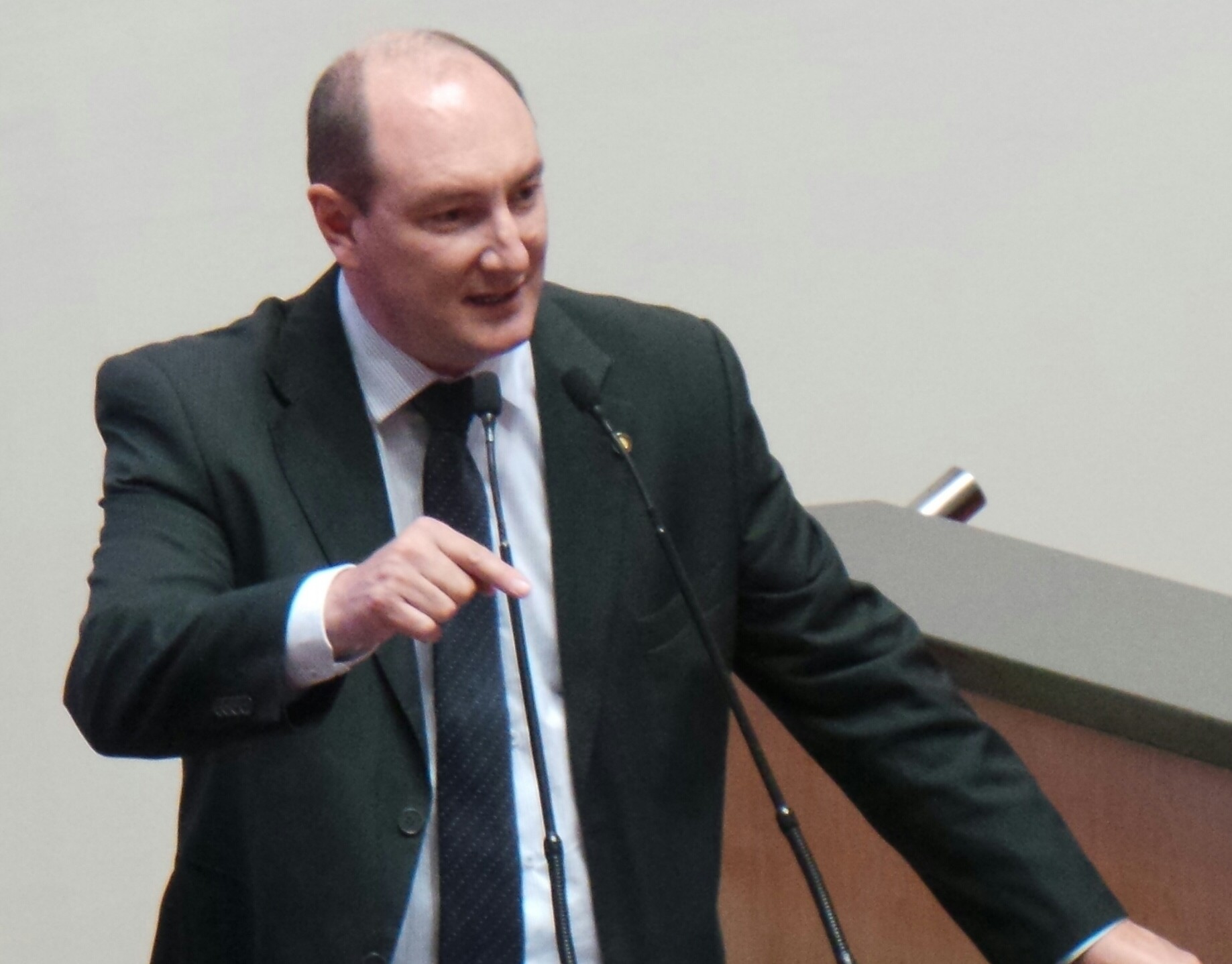 Mauro De Nadal defende produção de leite da região