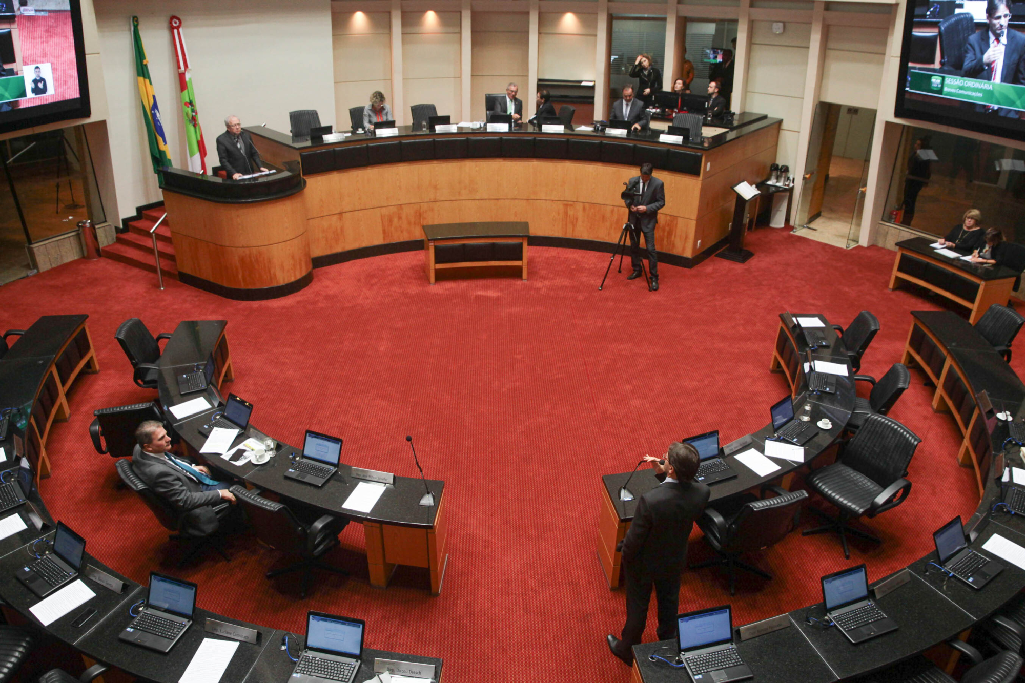 Deputados reagem à crise na saúde e criticam governo