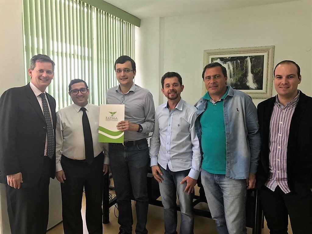 Deputado Jean Kuhlmann e prefeitos em ato de assinatura de convênio na Fatma