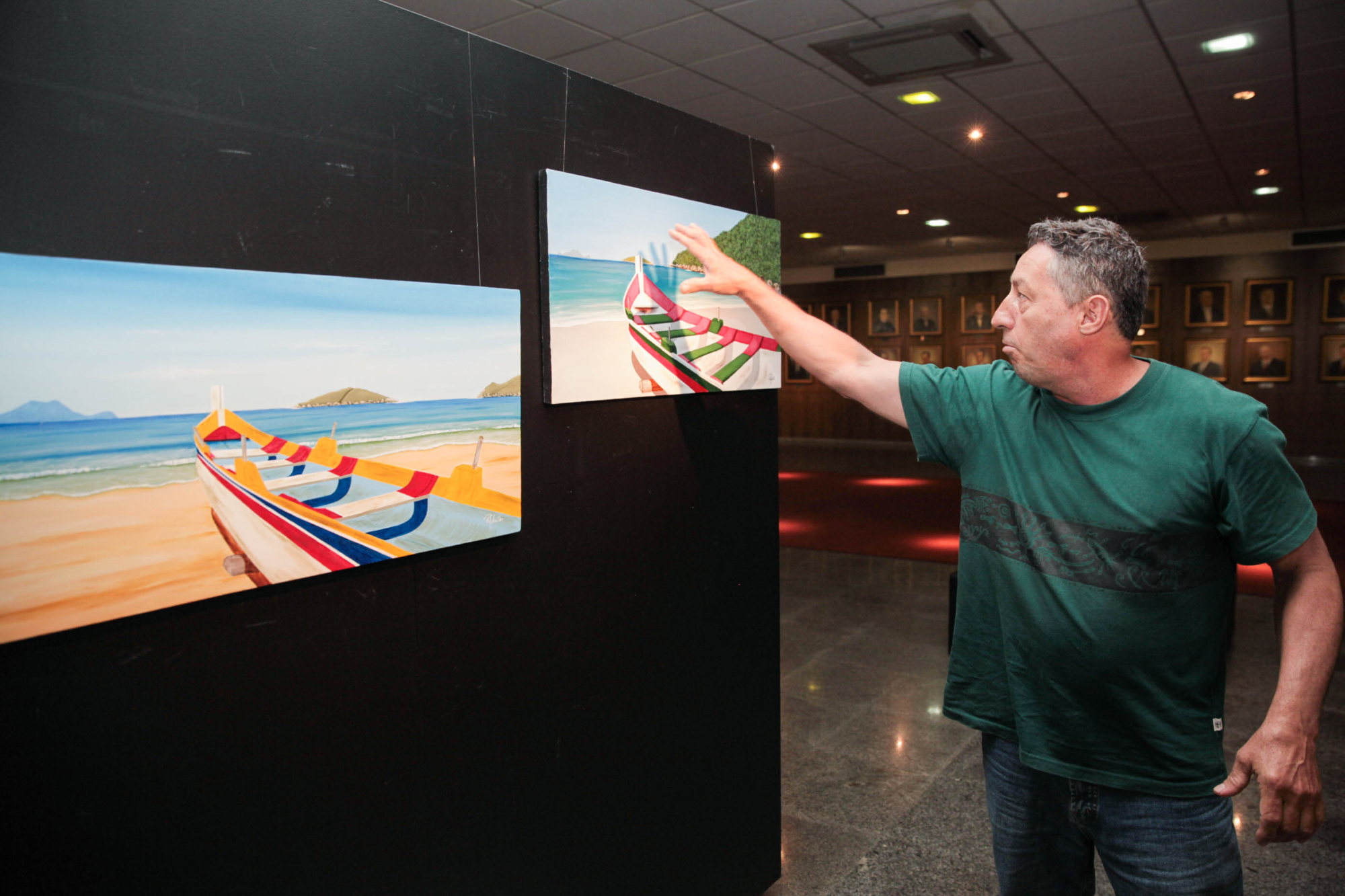 Phylis Dávila dos Santos pinta canoas coloridas em paisagens de Florianópolis