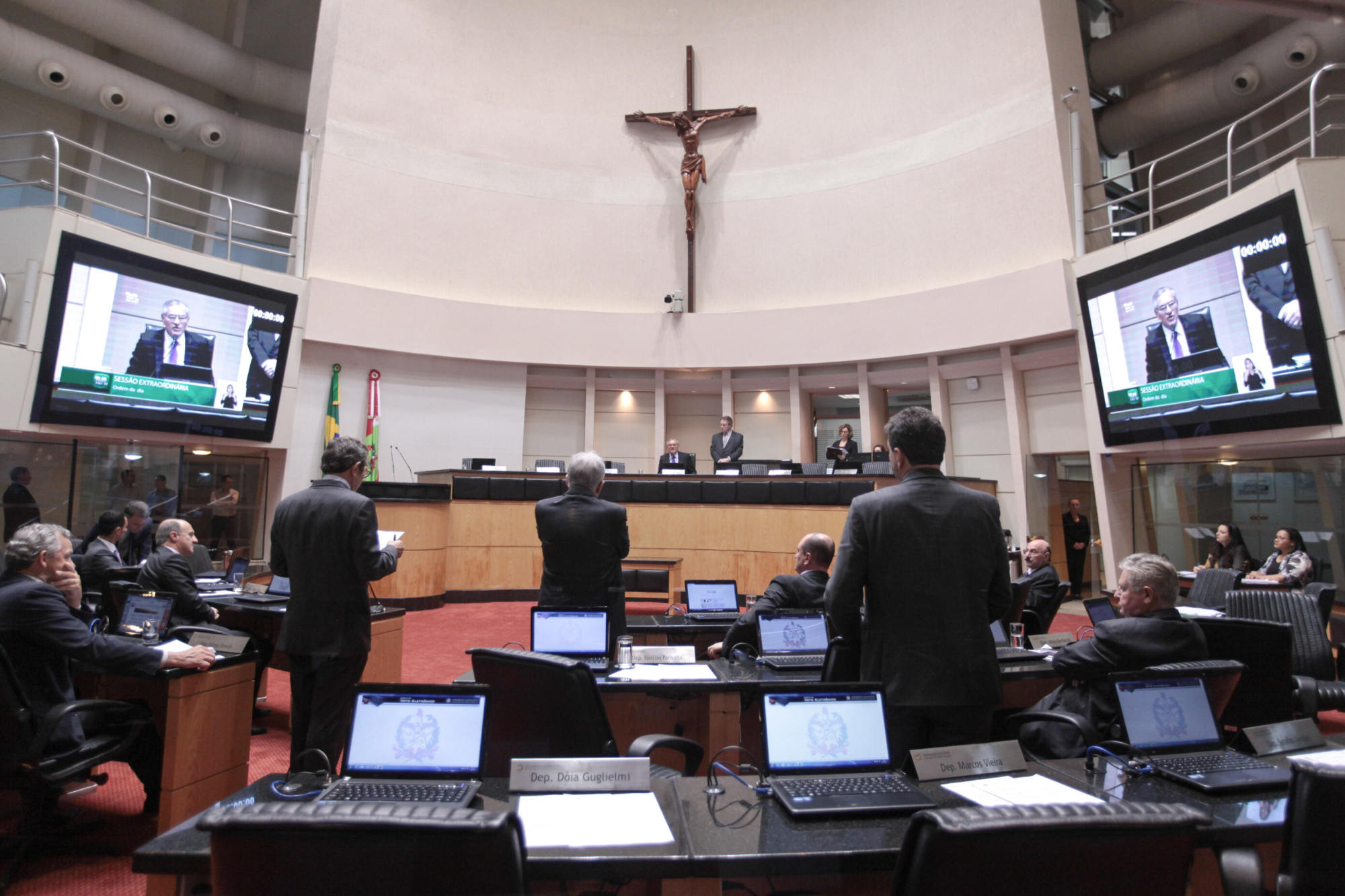 Deputados aprovam PL que revoga Medalha Anita Garibaldi a Geddel Vieira Lima
