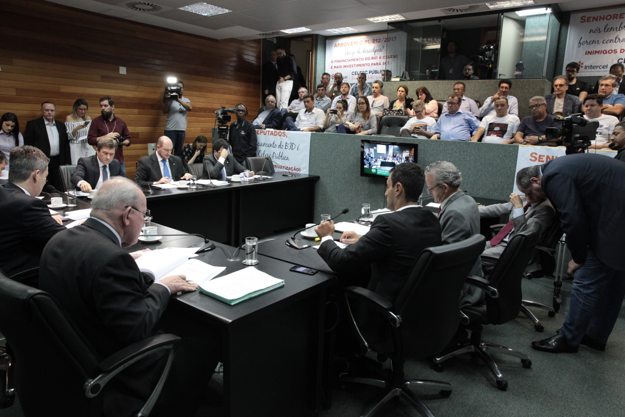 Projeto de lei que viabiliza empréstimo para a Celesc é aprovado pela CCJ