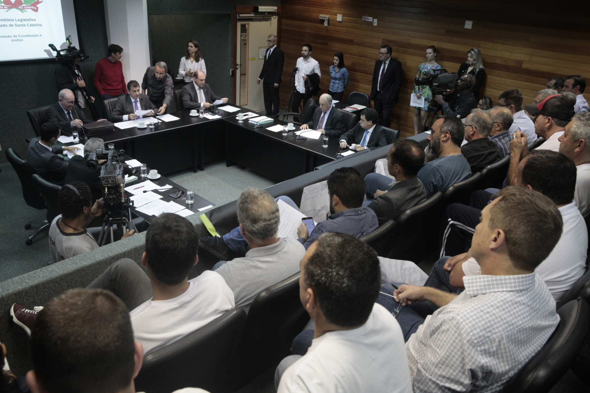 Reunião da CCJ que debateria projetos da Celesc é cancelada