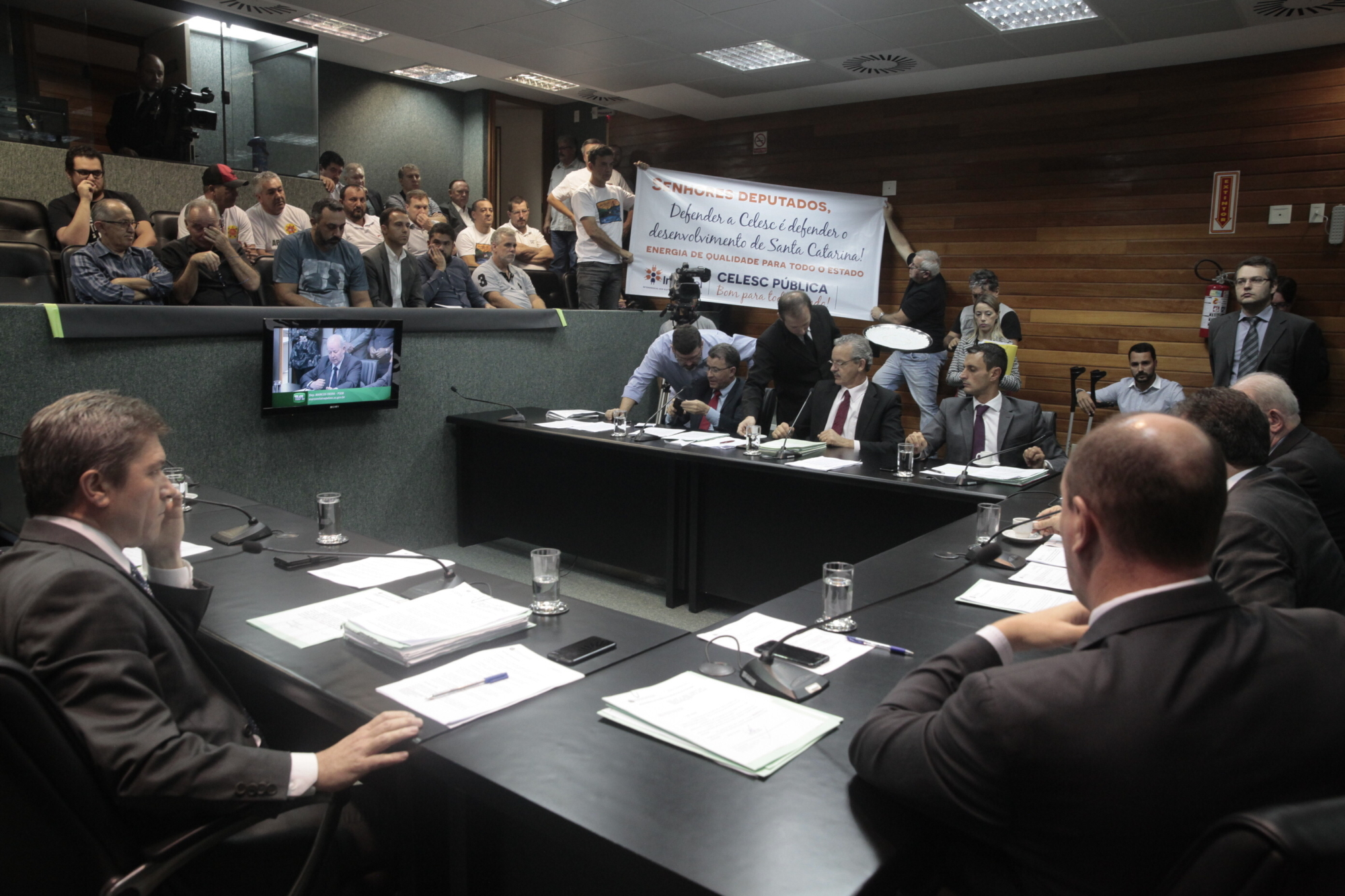 CCJ posterga decisão sobre financiamentos da Celesc para quarta-feira (20)