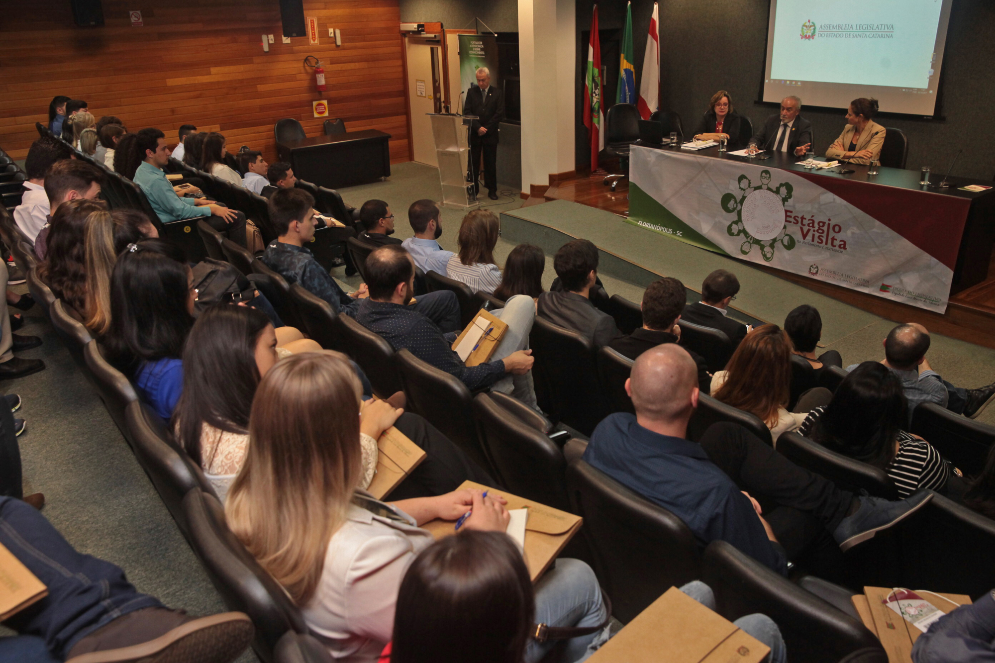 Estágio Visita: Assembleia recebe universitários de 28 municípios catarinenses