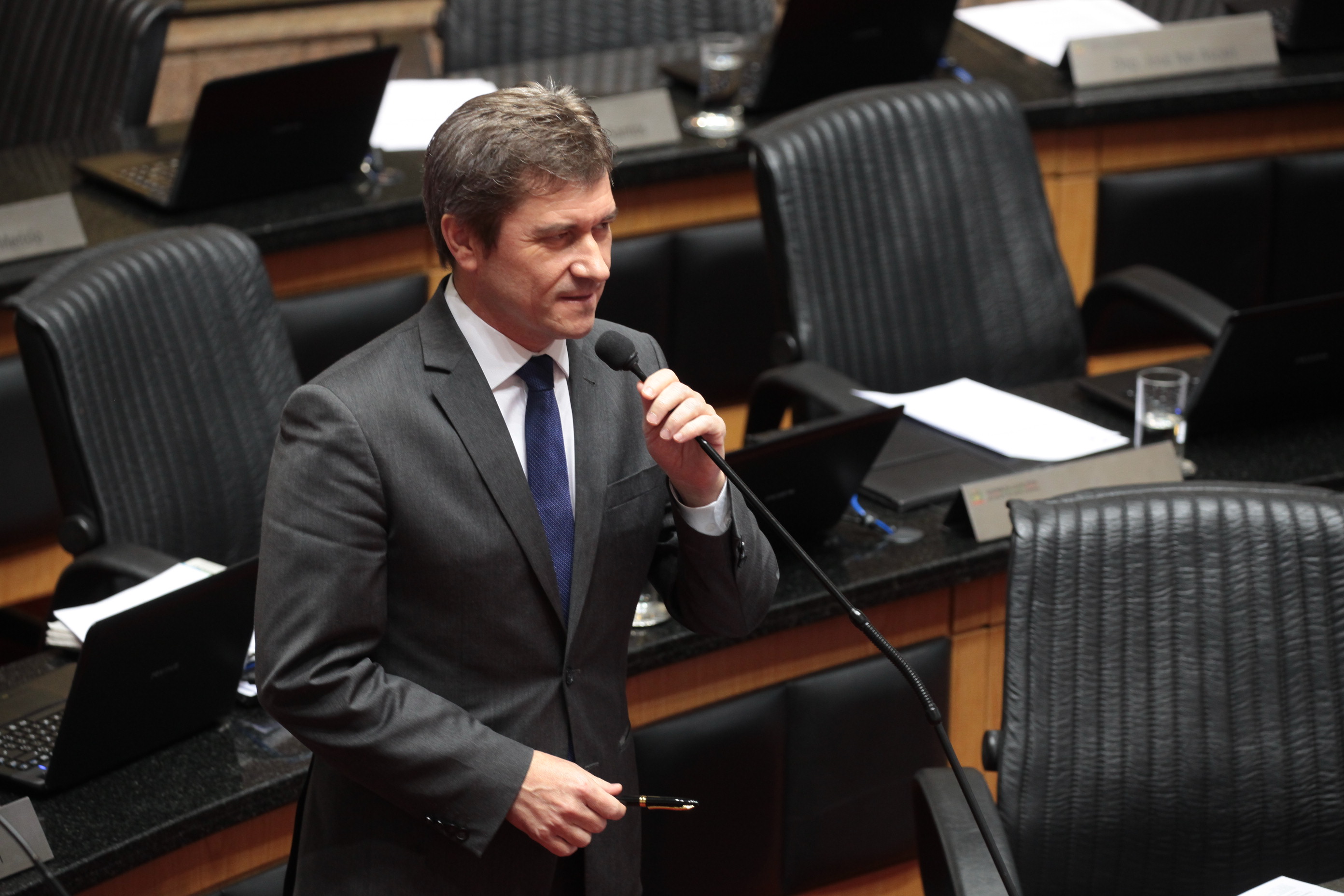Plenário Osni Regis. Deputado José Nei Ascari (PSD)