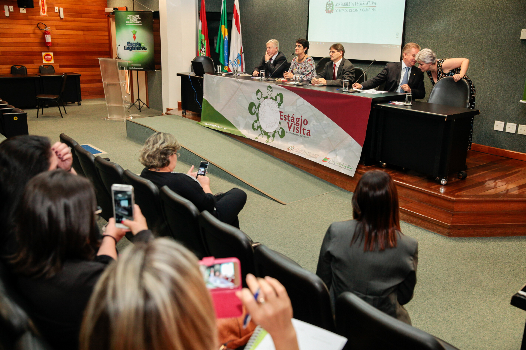 Universitários debatem com deputados os desafios de SC