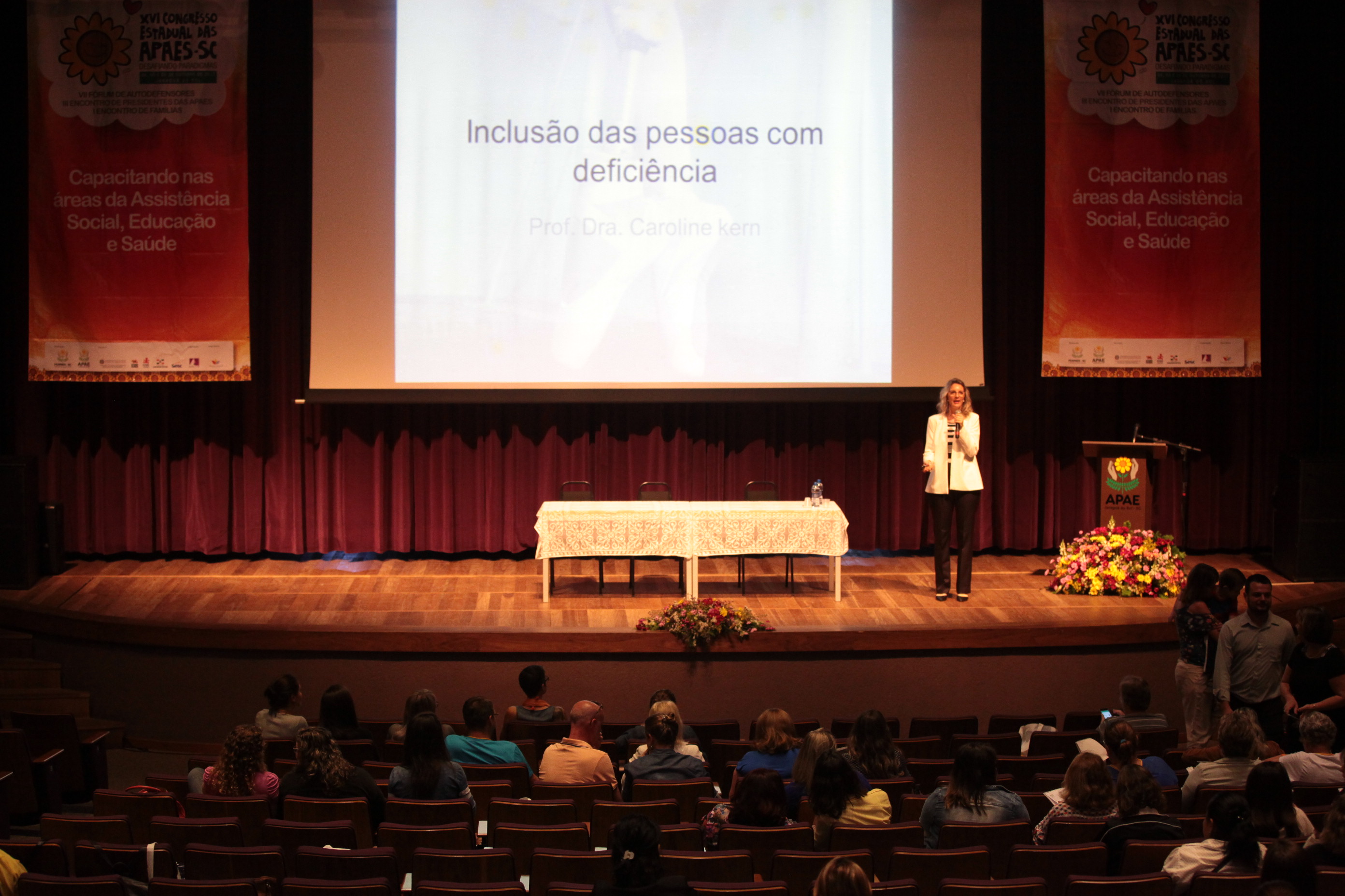 Encerramento do  XVI Congresso Estadual das APAEs de Santa Catarina. Caroline Kern.