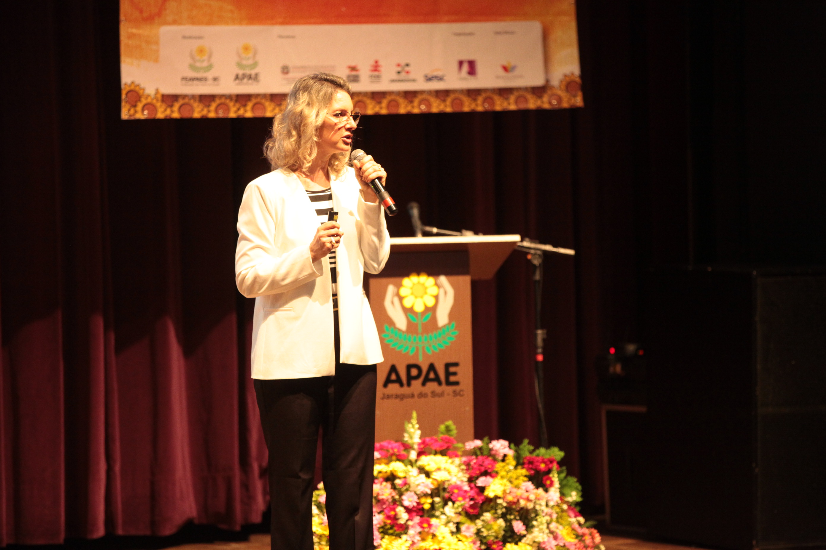 Encerramento do  XVI Congresso Estadual das APAEs de Santa Catarina. Caroline Kern.