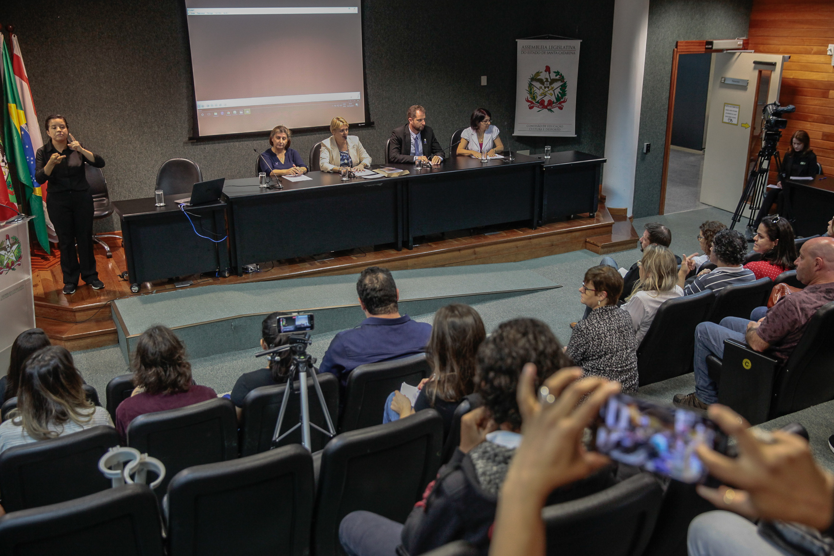 Audiência Pública sobre Acessibilidade no Atendimento ao Cidadão Surdo pela Língua Brasileira de Sinais.