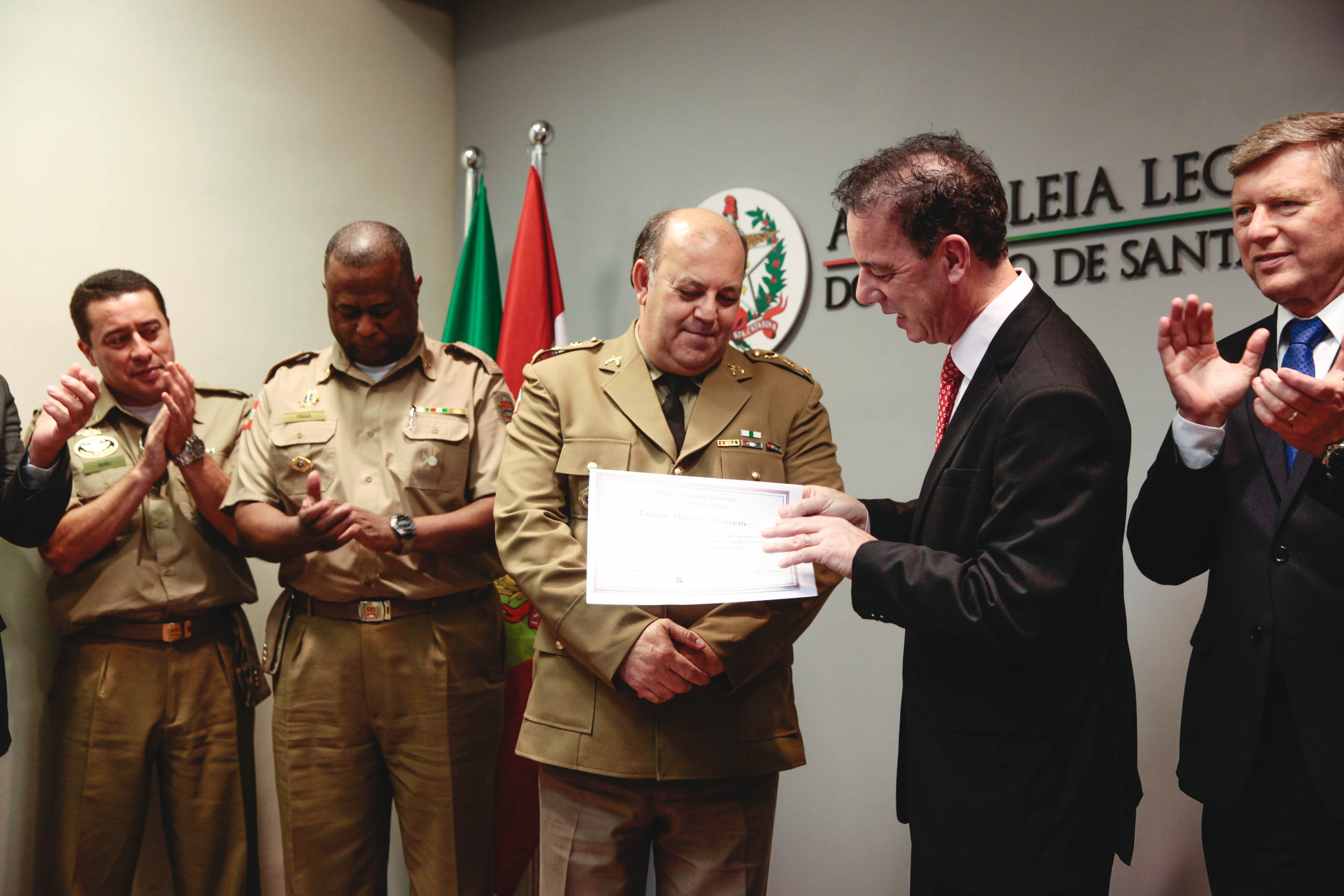 Coronel da Polícia Militar Cosme Manique Barreto recebe Moção de Aplausos.