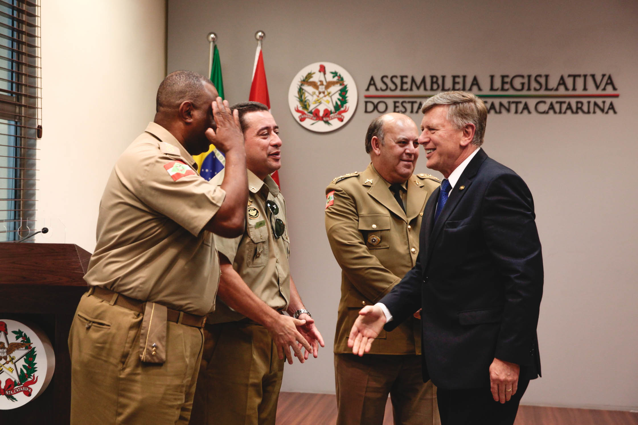 Coronel da Polícia Militar Cosme Manique Barreto recebe Moção de Aplausos.