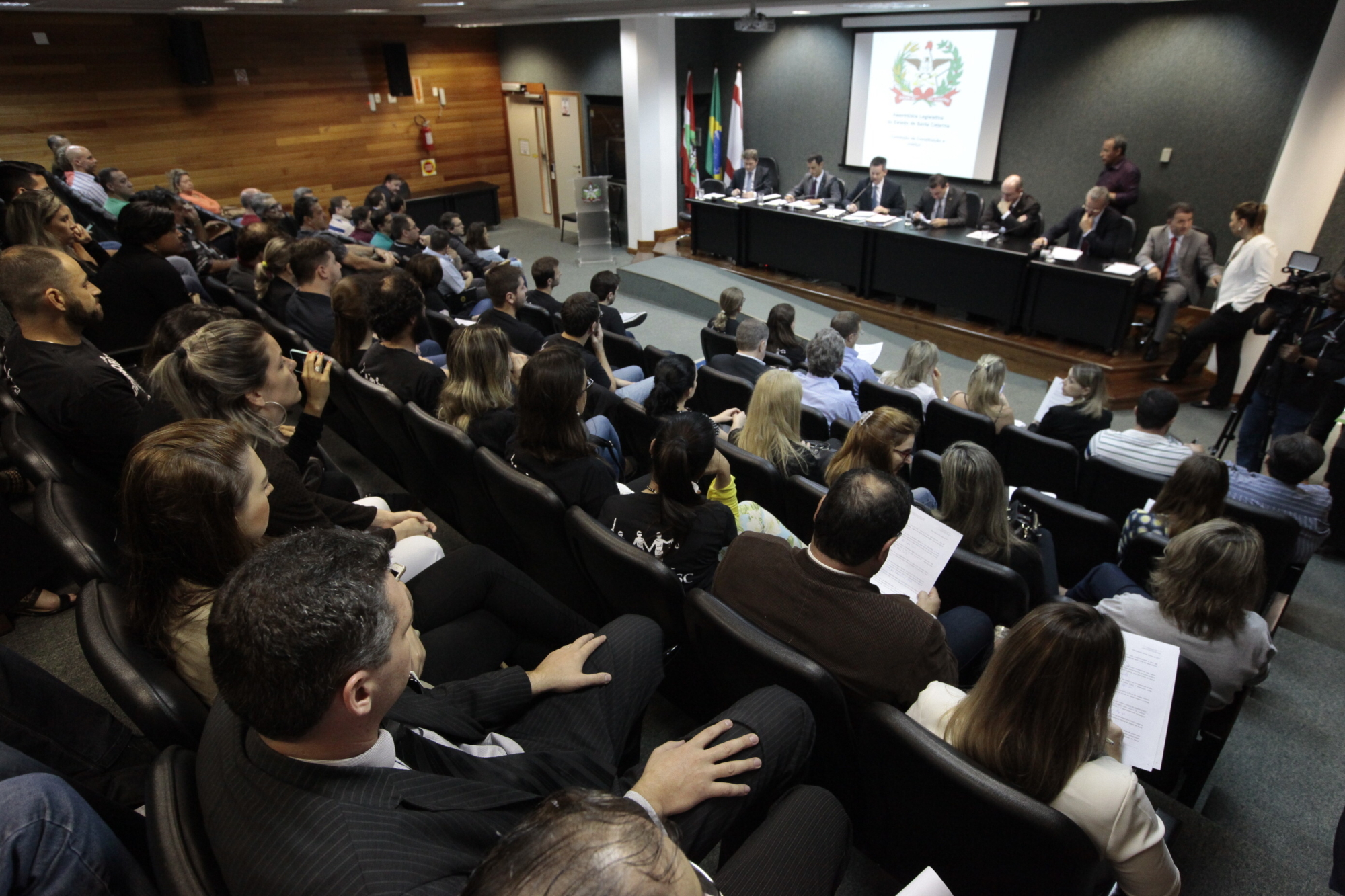 CCJ posterga deliberação de projetos para a próxima semana