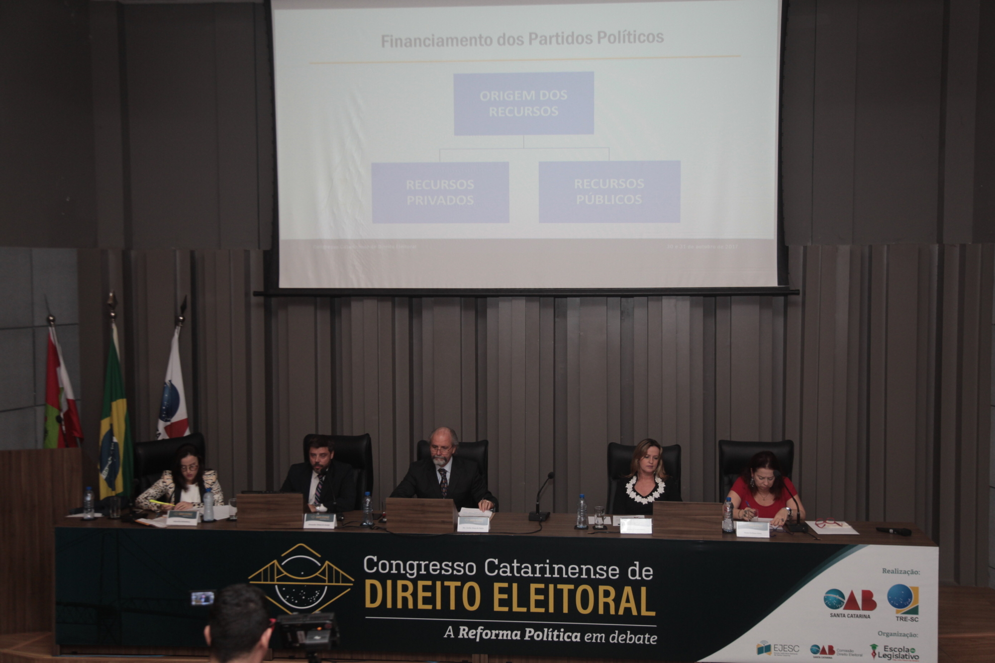 Dinheiro do fundo eleitoral será distribuído a critério dos partidos