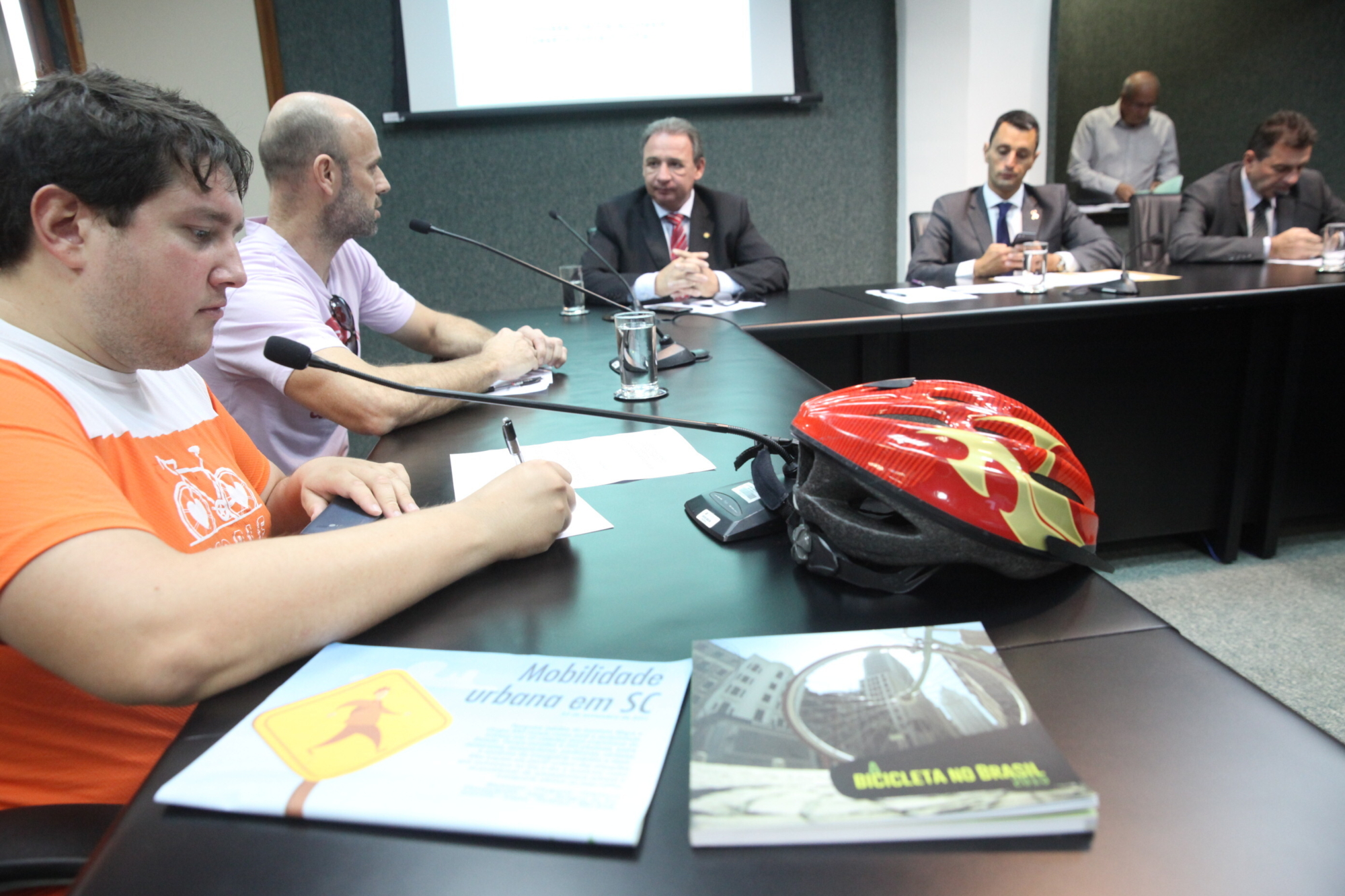 Ciclistas apresentam demandas em reunião da Comissão de Transportes