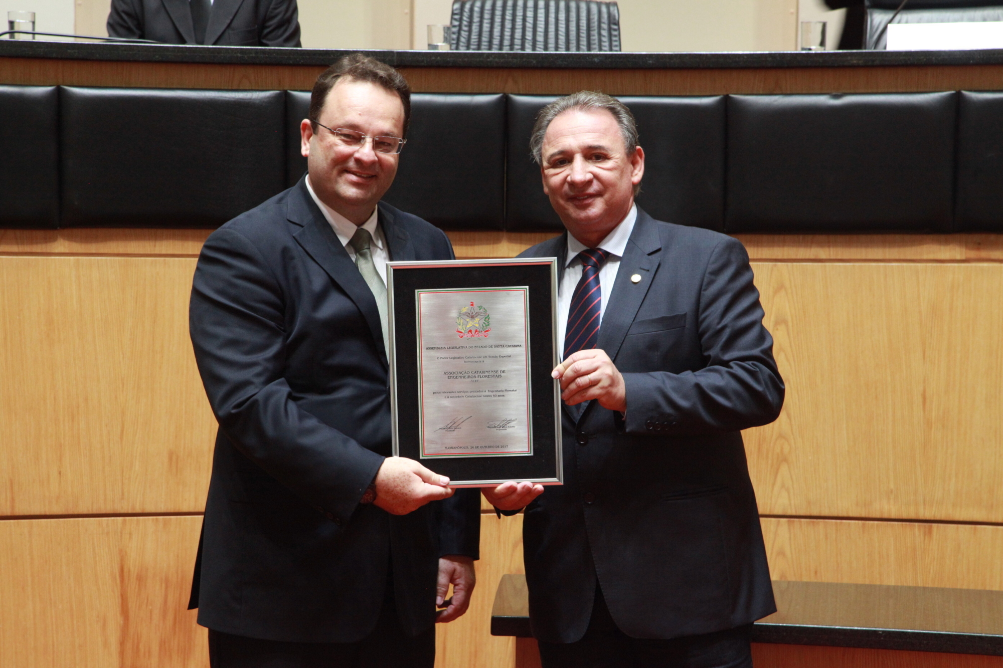 Alesc presta homenagem à Associação Catarinense de Engenheiros Florestais