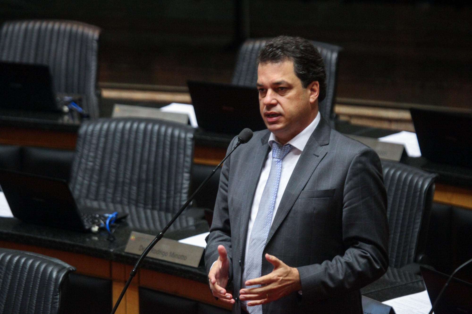 Deputado Minotto critica nova regra para distribuição de aulas para professores
