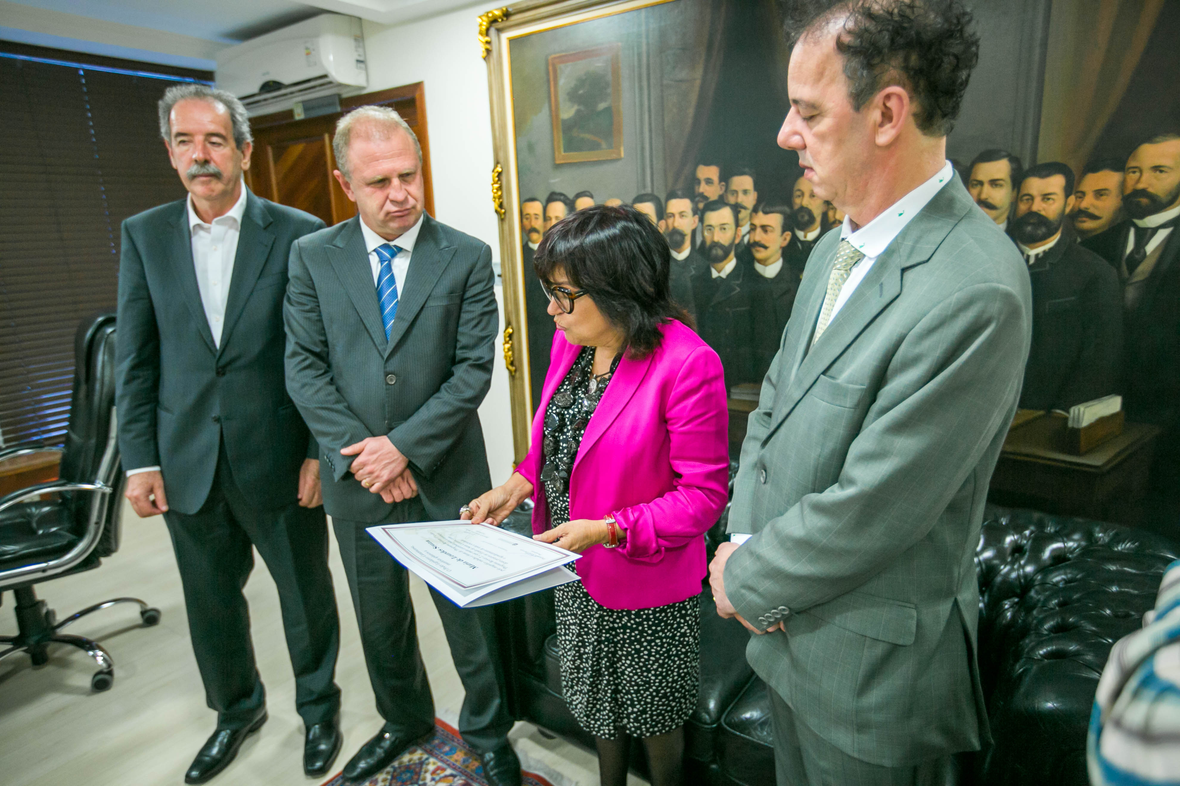 Entrega de Moção de Aplauso para Maria de Lurdes Souza do Programa Reviver