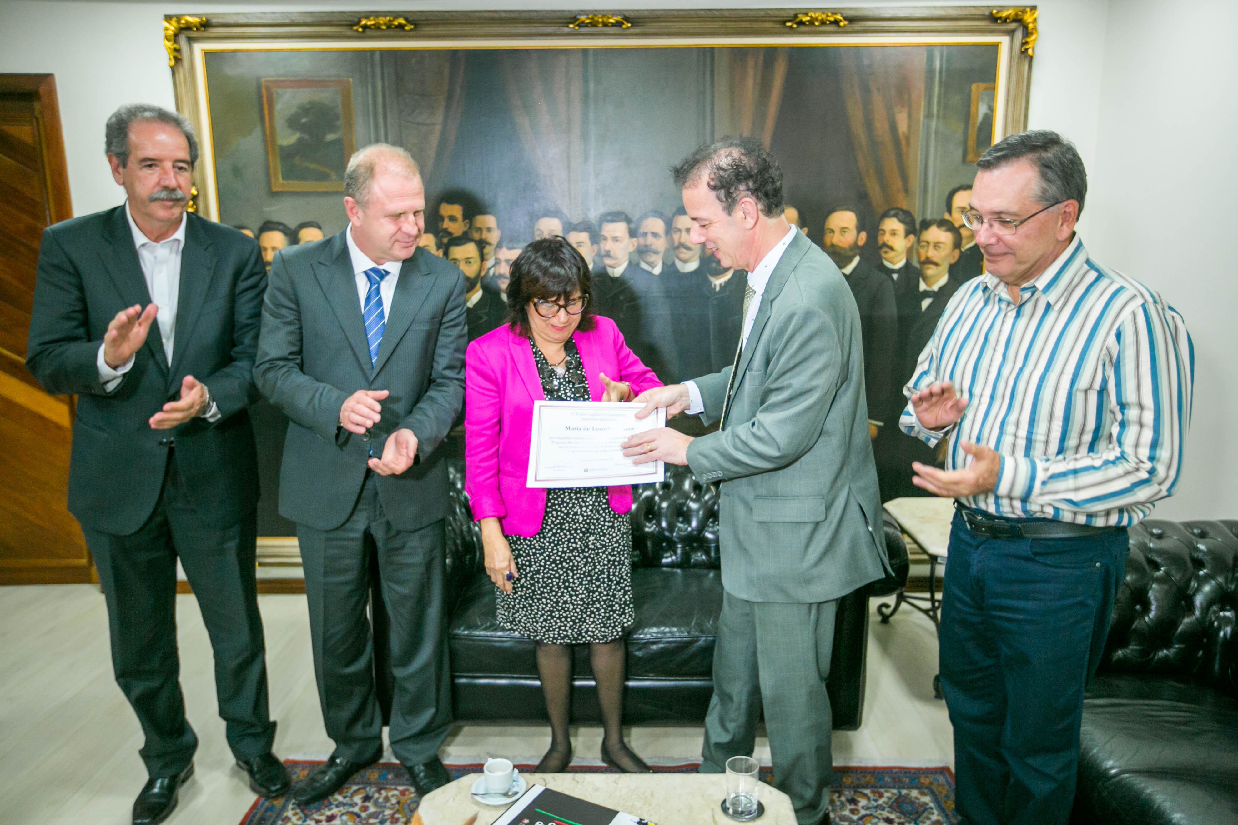 Entrega de Moção de Aplauso para Maria de Lurdes Souza do Programa Reviver