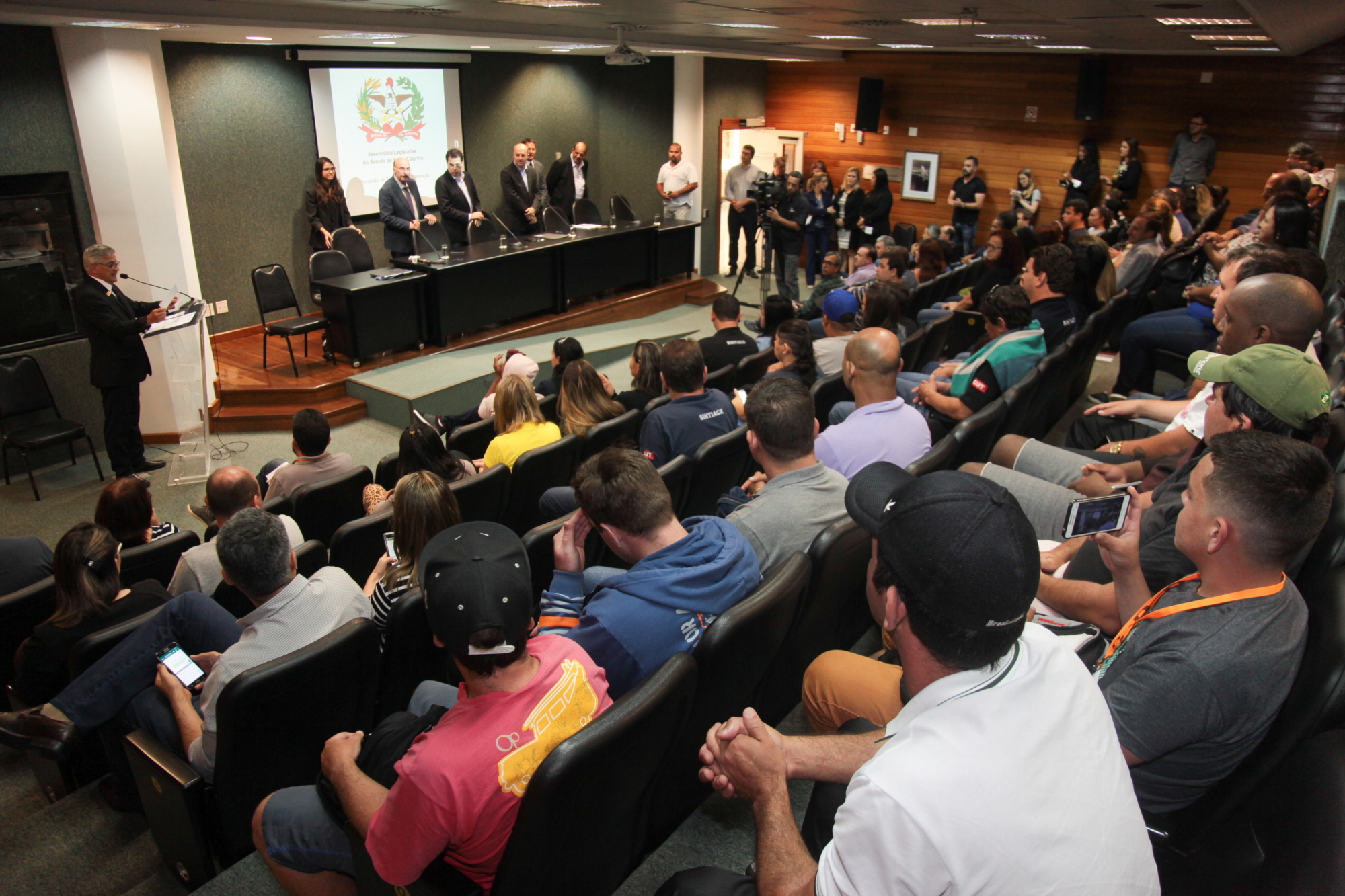 Parlamento discute situação de demitidos em frigorífico de Morro Grande