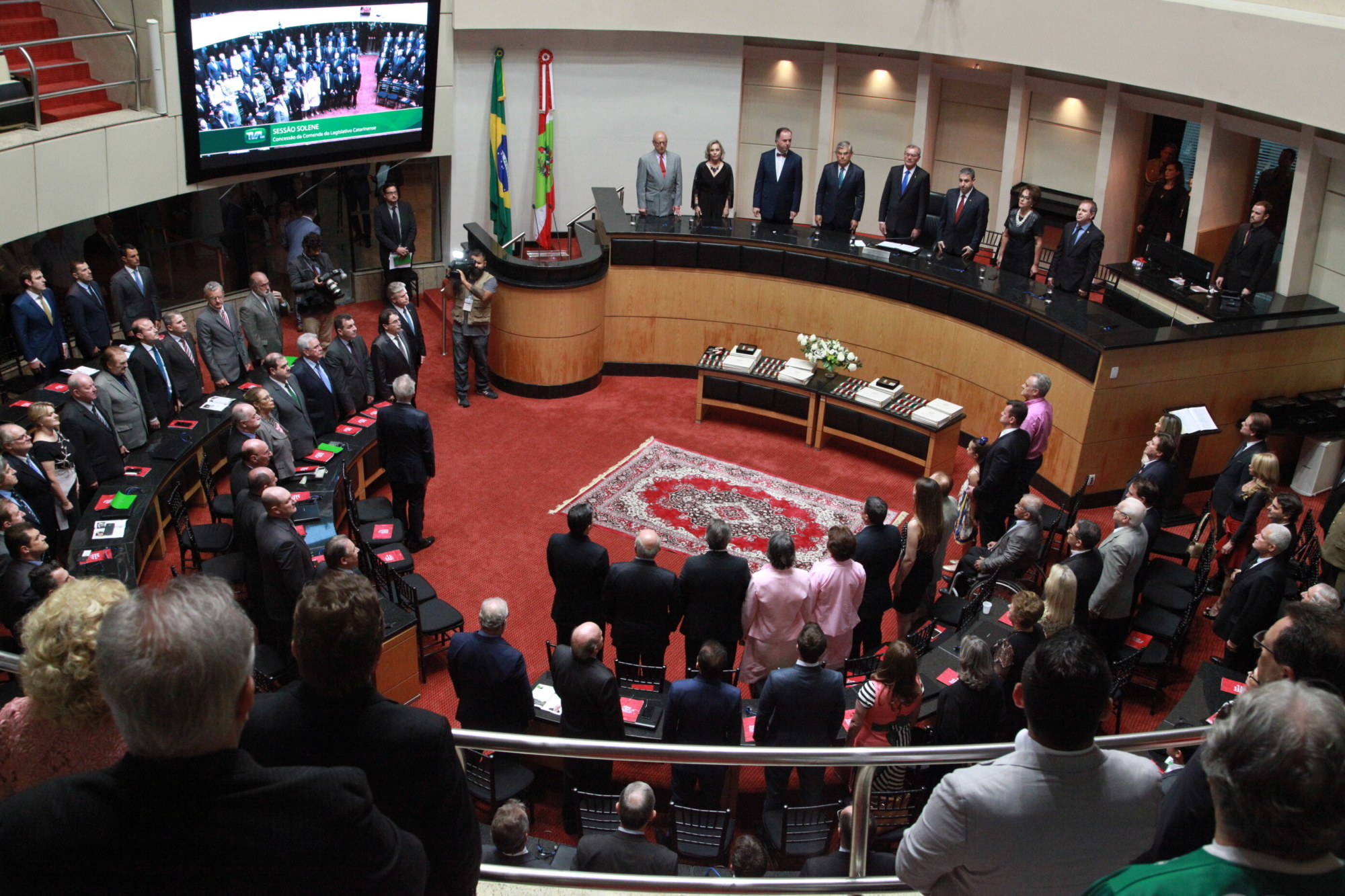 Comenda do Legislativo é concedida a catarinenses de destaque