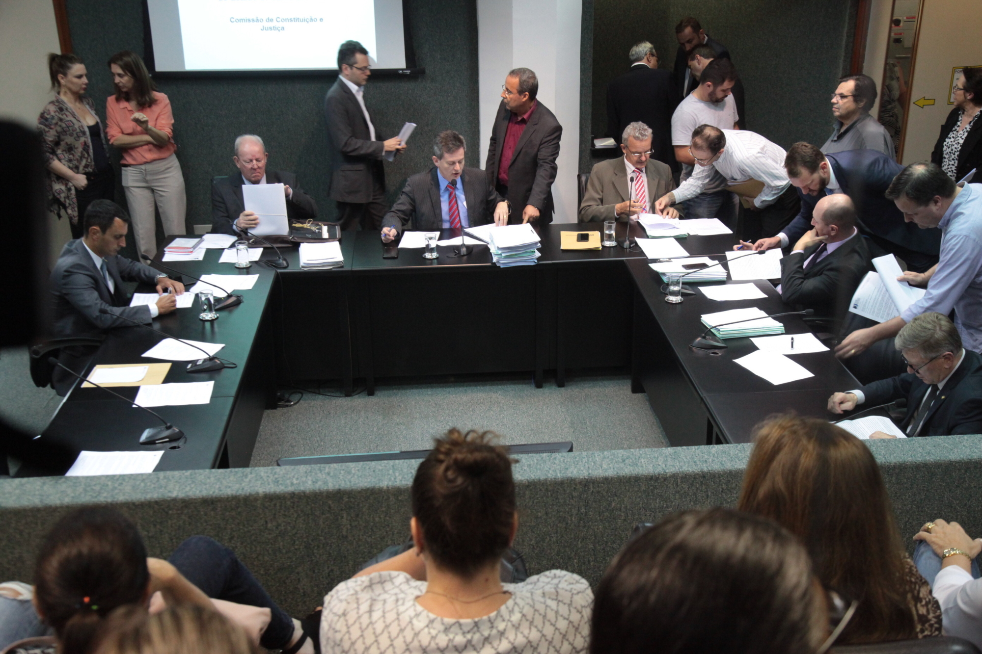 CCJ aprova extinção de autarquia e alterações para o magistério estadual